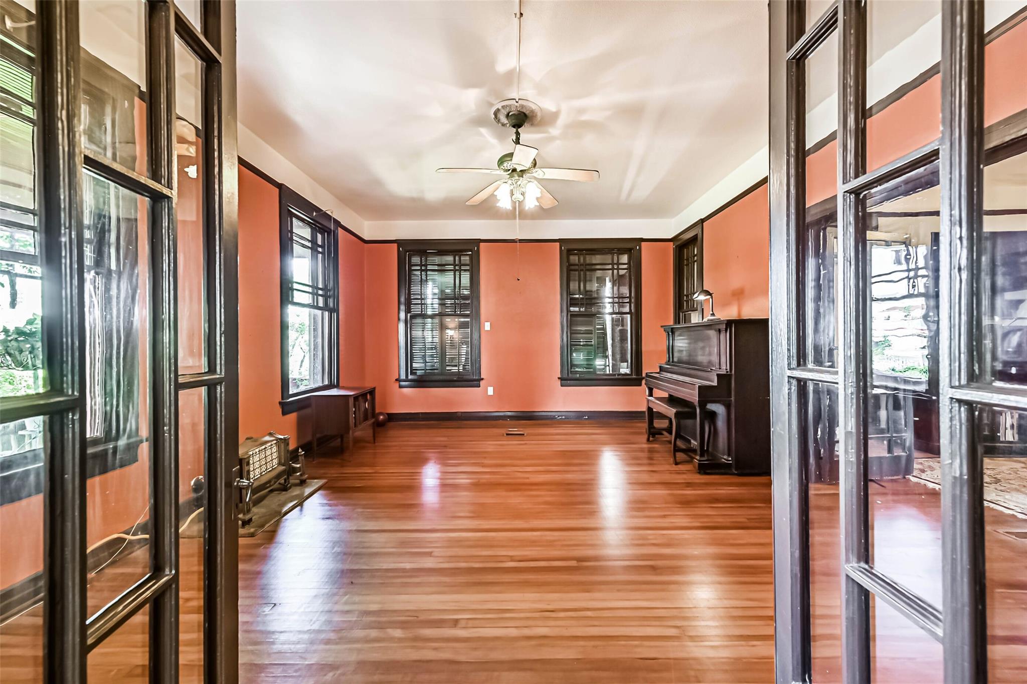 2911 Broadway St, Galveston, TX 77550 photo