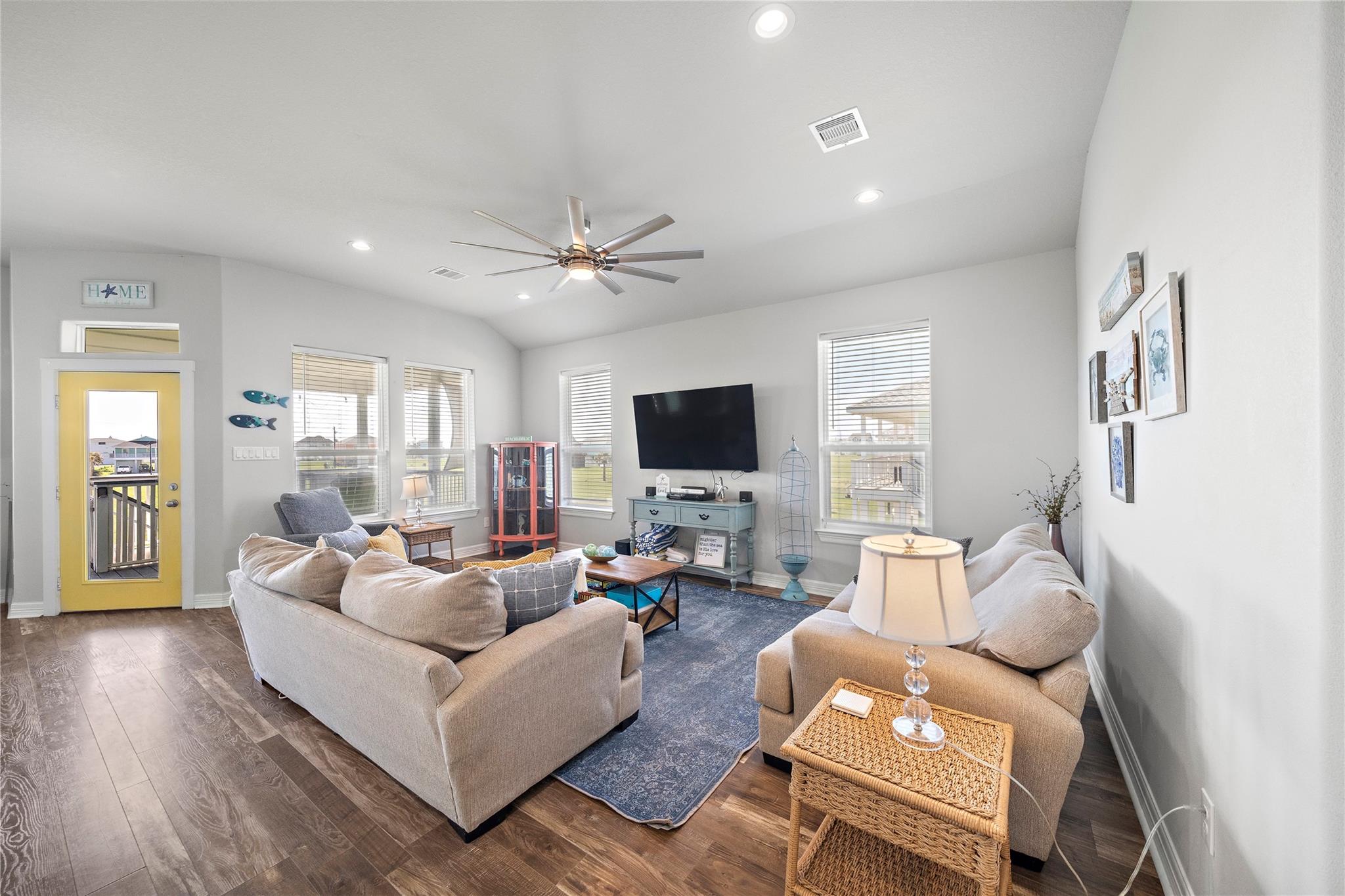 18611 Warrior Rd, Galveston, TX 77554 photo