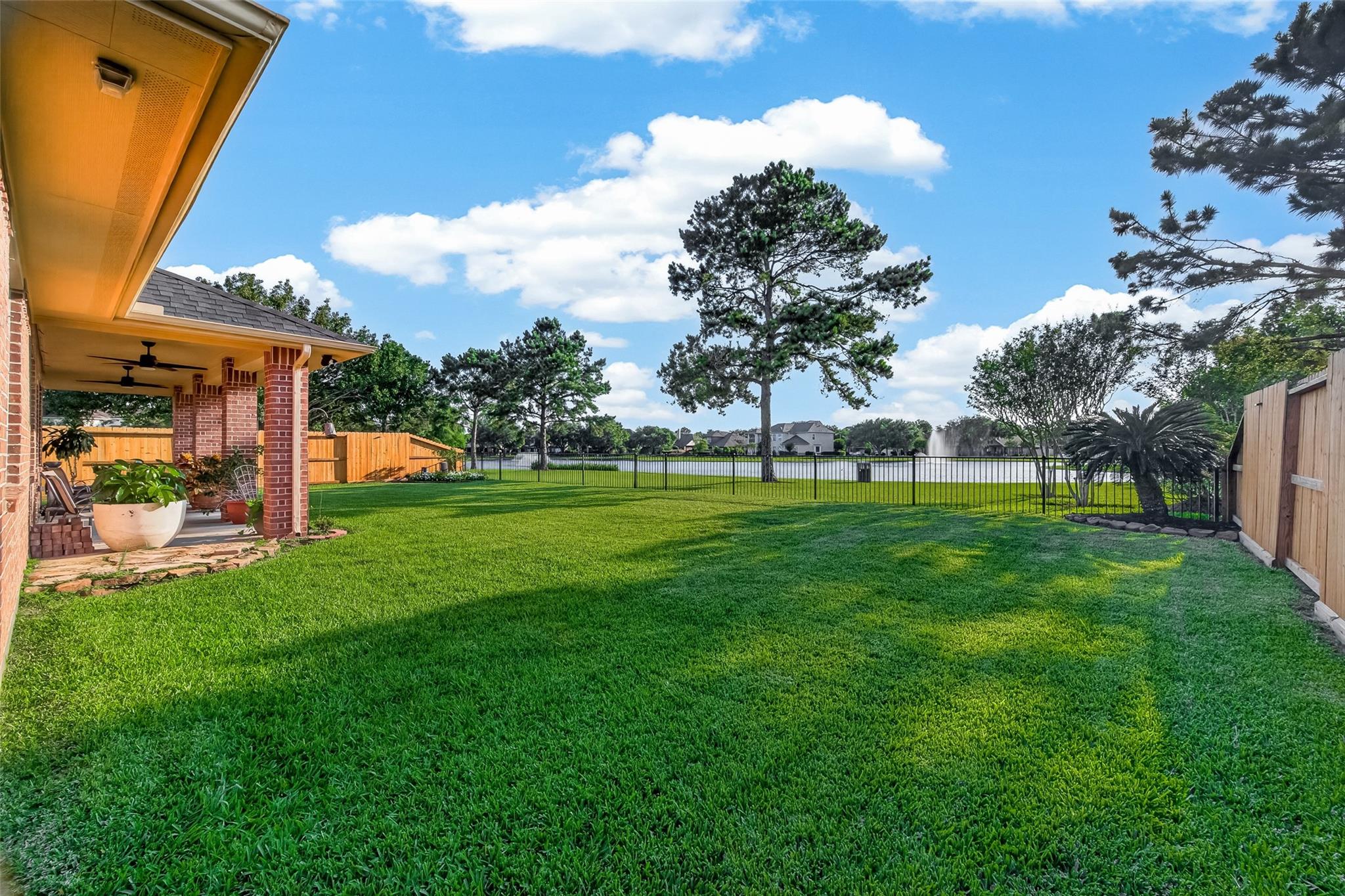 405 Wickford Ct, League City, TX 77573