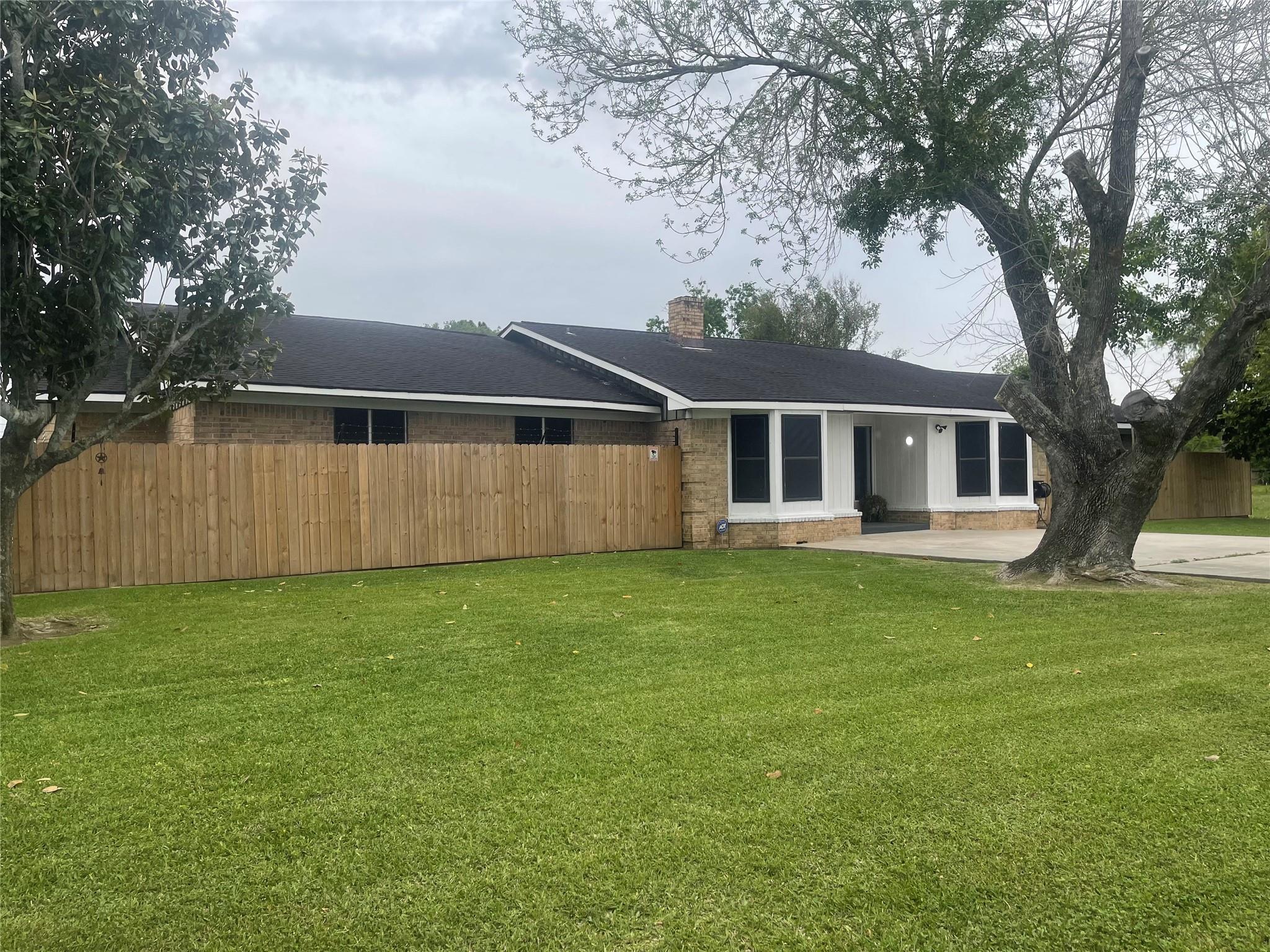 5001 Texas Ave, La Marque, TX 77568 photo