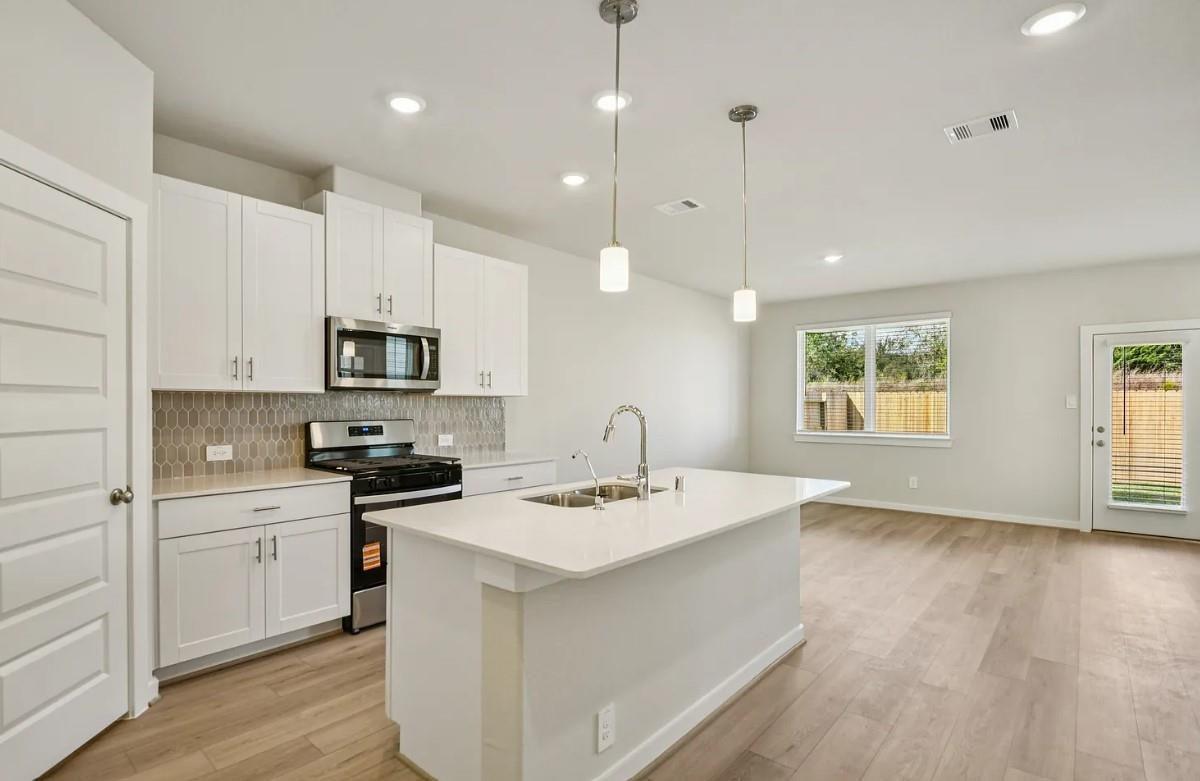 2203 Boardwalk Ln, Kemah, TX 77565