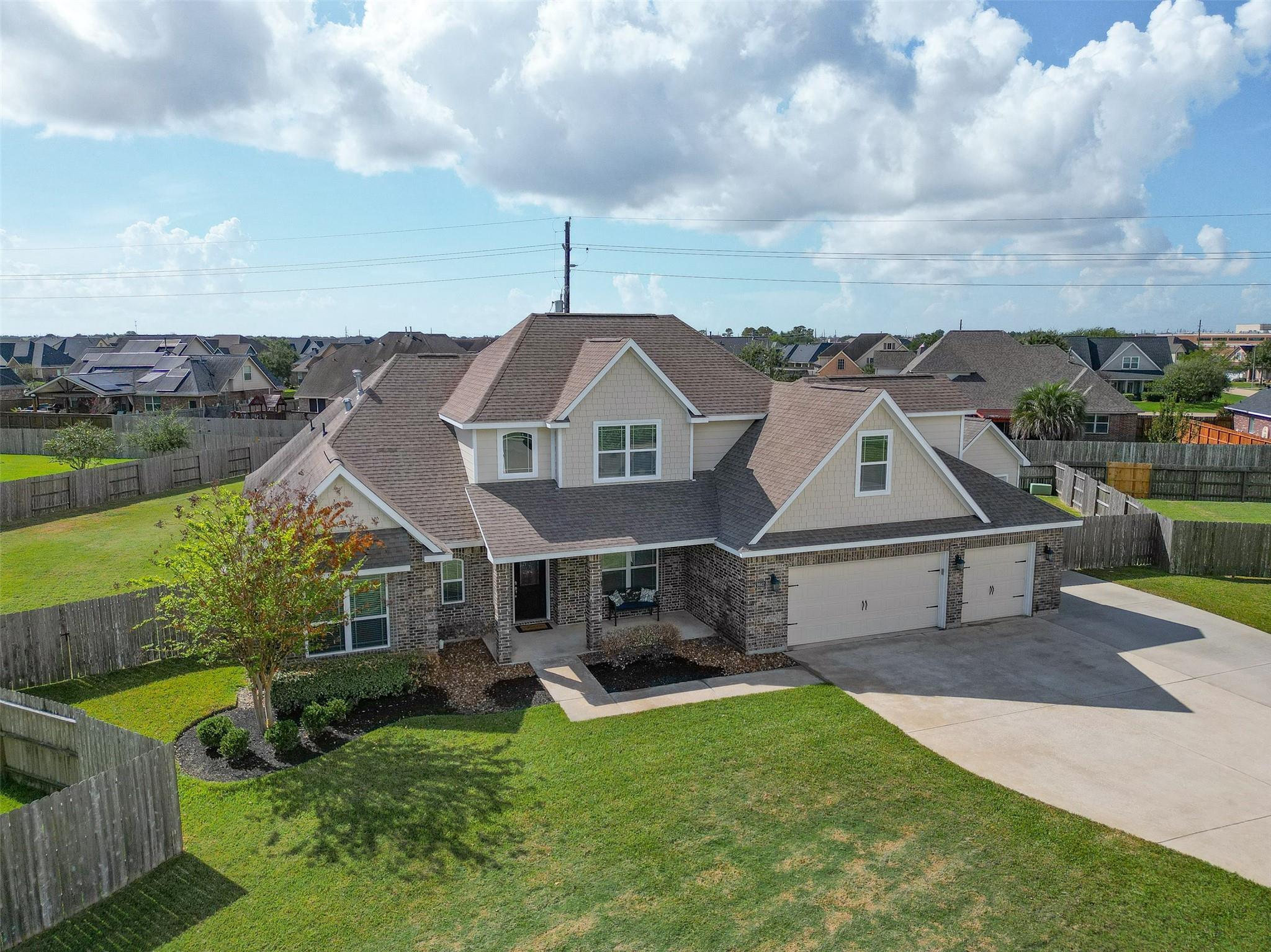 9642 Keeneland Cir, Mont Belvieu, TX 77523