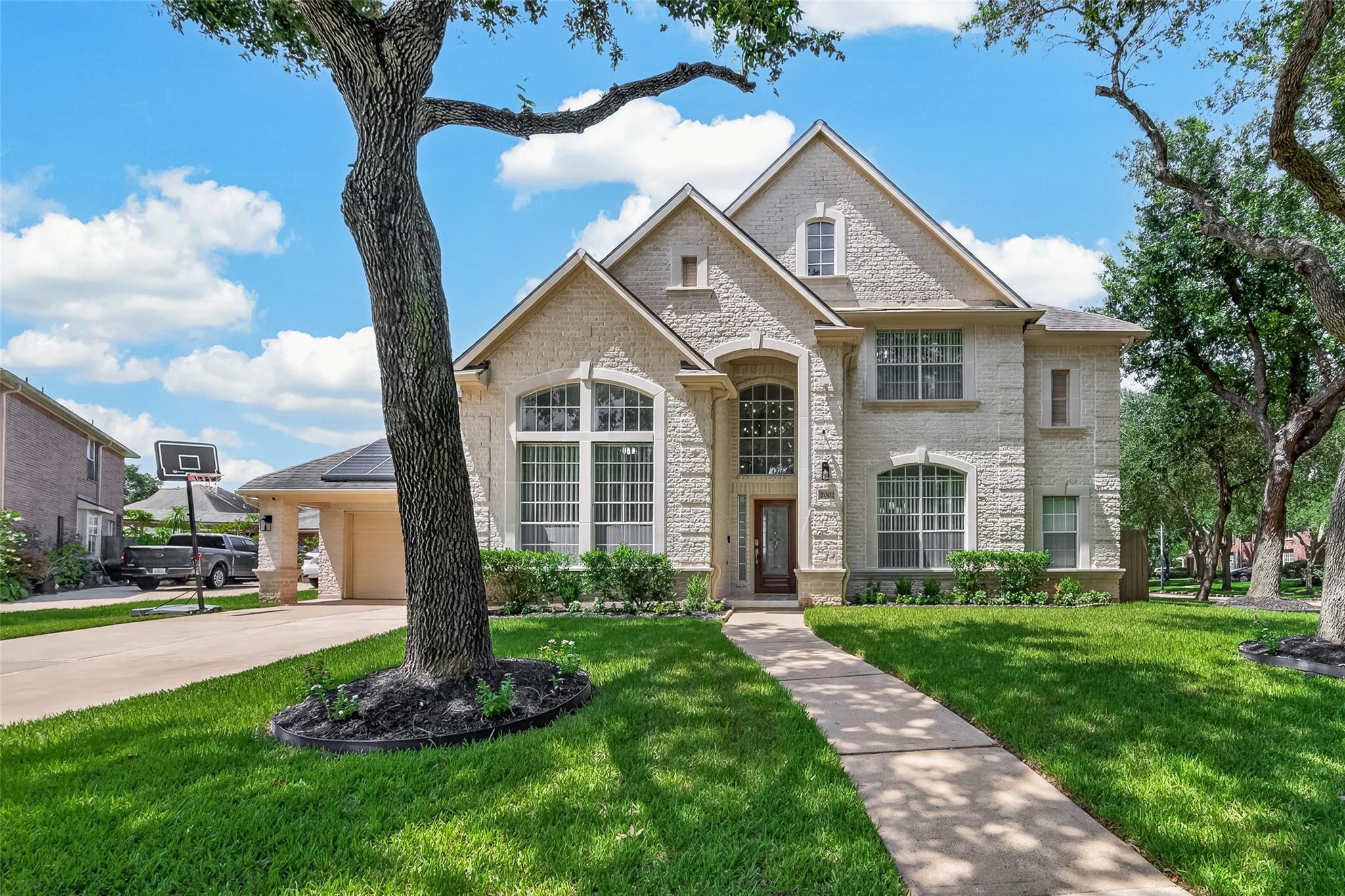 2002 Thorncrest Ct, Sugar Land, TX 77479