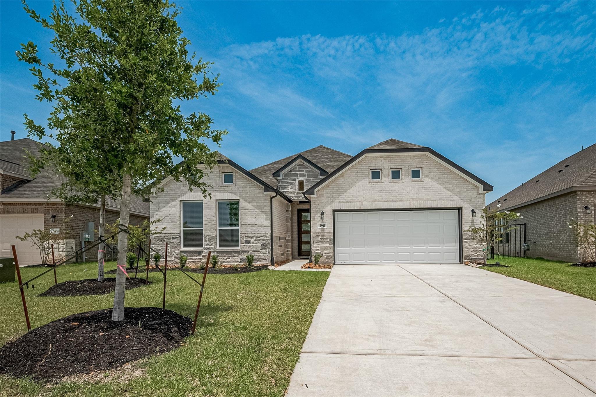 2911 Golden Isle Dr, Texas City, TX 77568