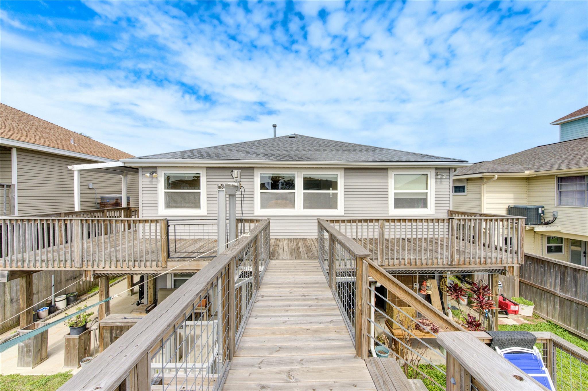 138 Tarpon St, Bayou Vista, TX 77563