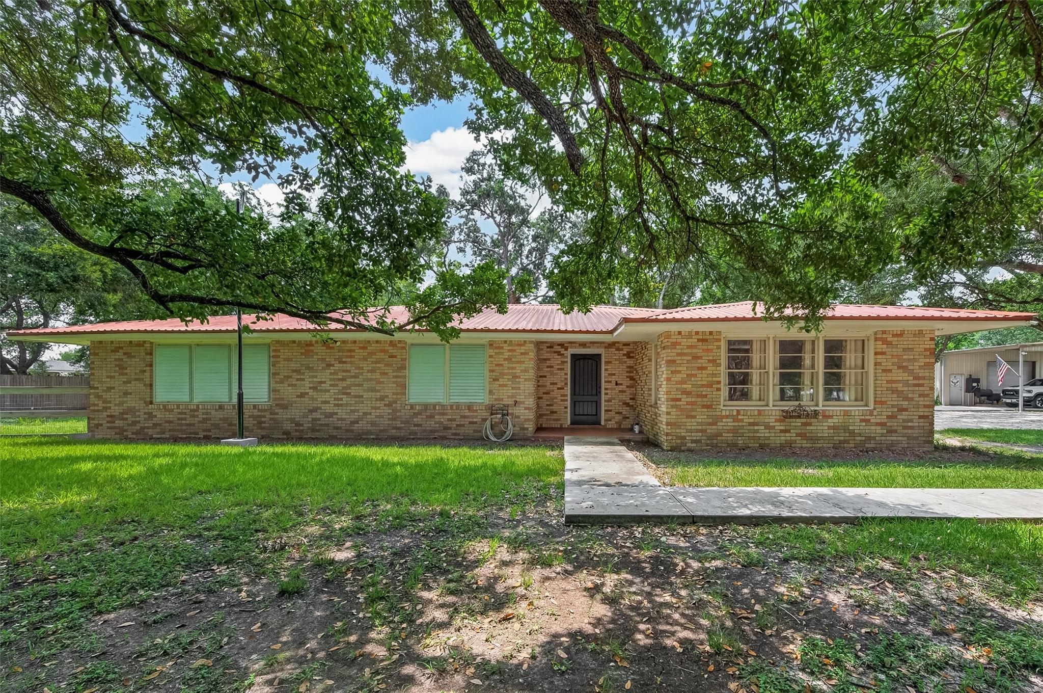 5606 Highland Rd, Santa Fe, TX 77517