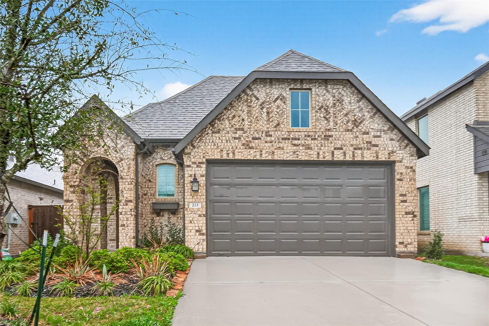 213 Trapper Creek Dr, Conroe, TX 77304