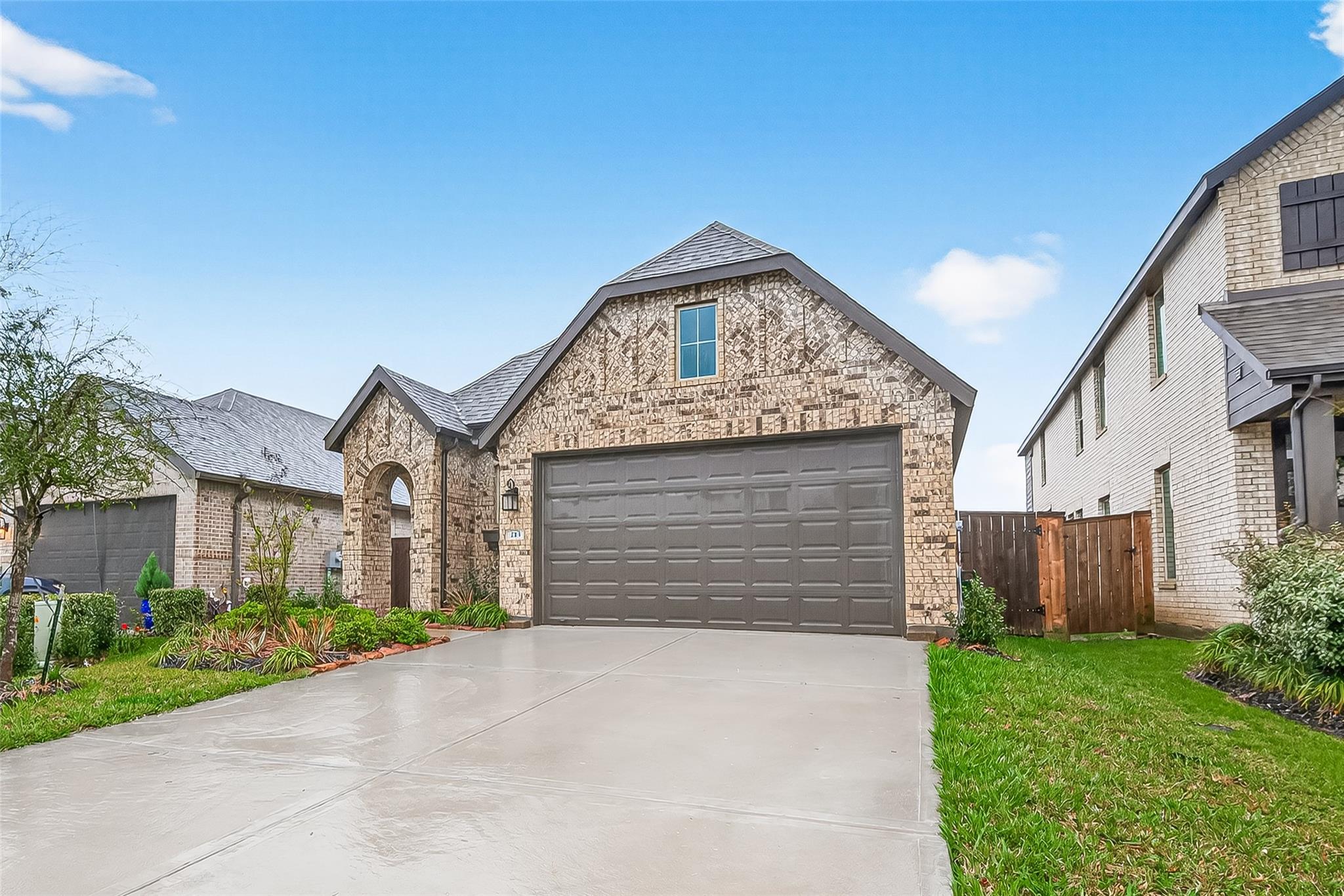 213 Trapper Creek Dr, Conroe, TX 77304 photo