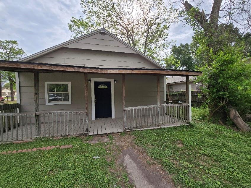 208 6 St, Highlands, TX 77562