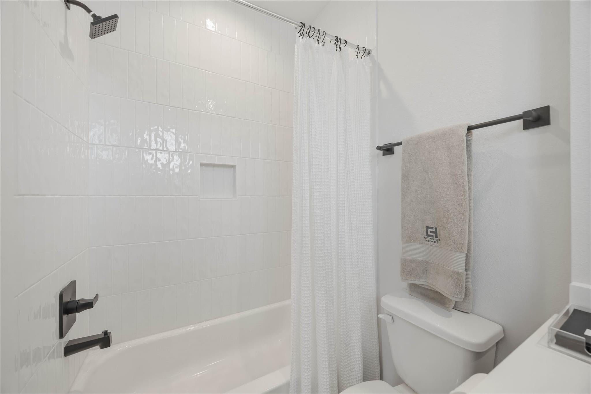 817 Thornton Rd, Houston, TX 77018 photo