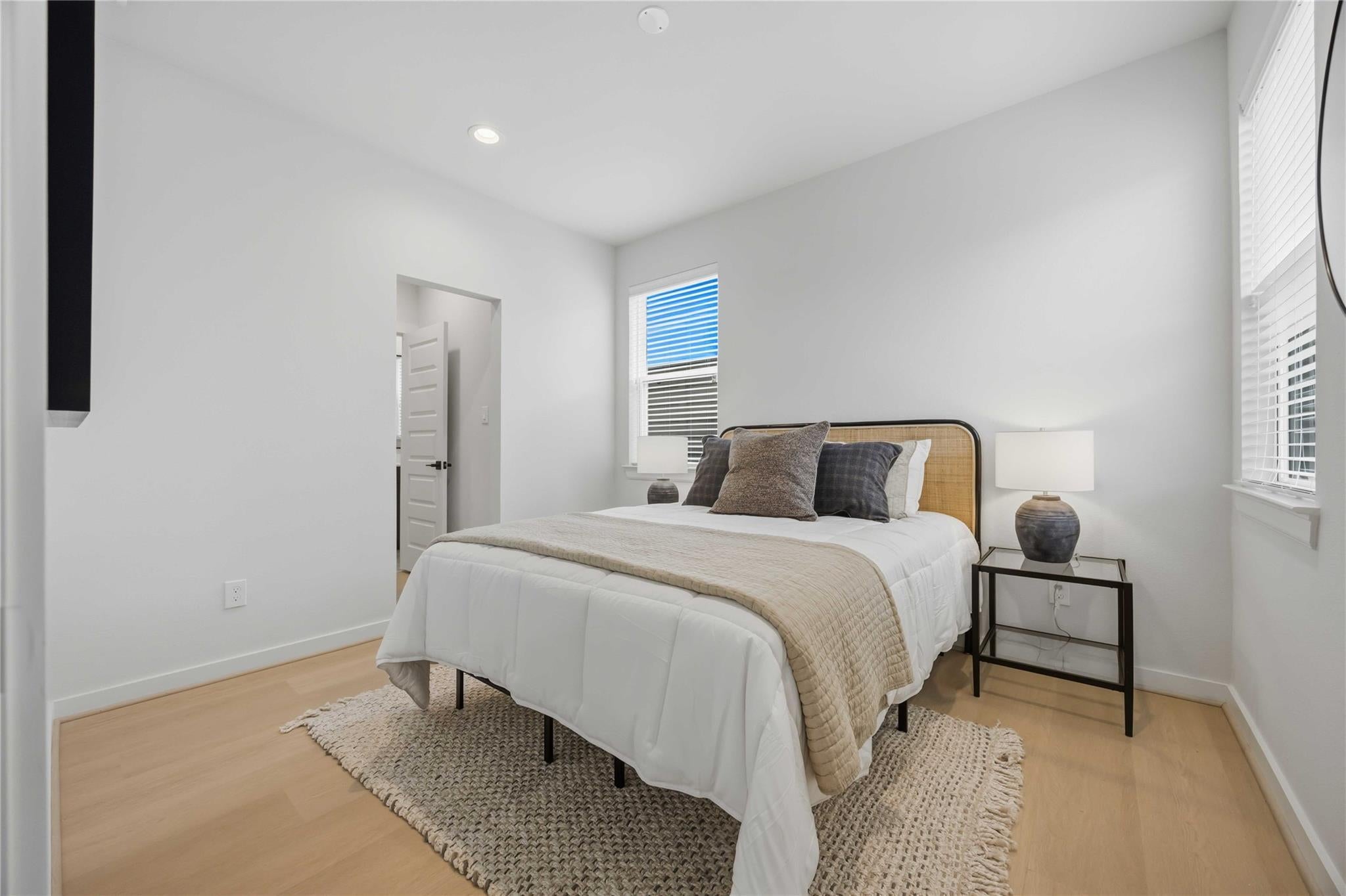 817 Thornton Rd, Houston, TX 77018 photo