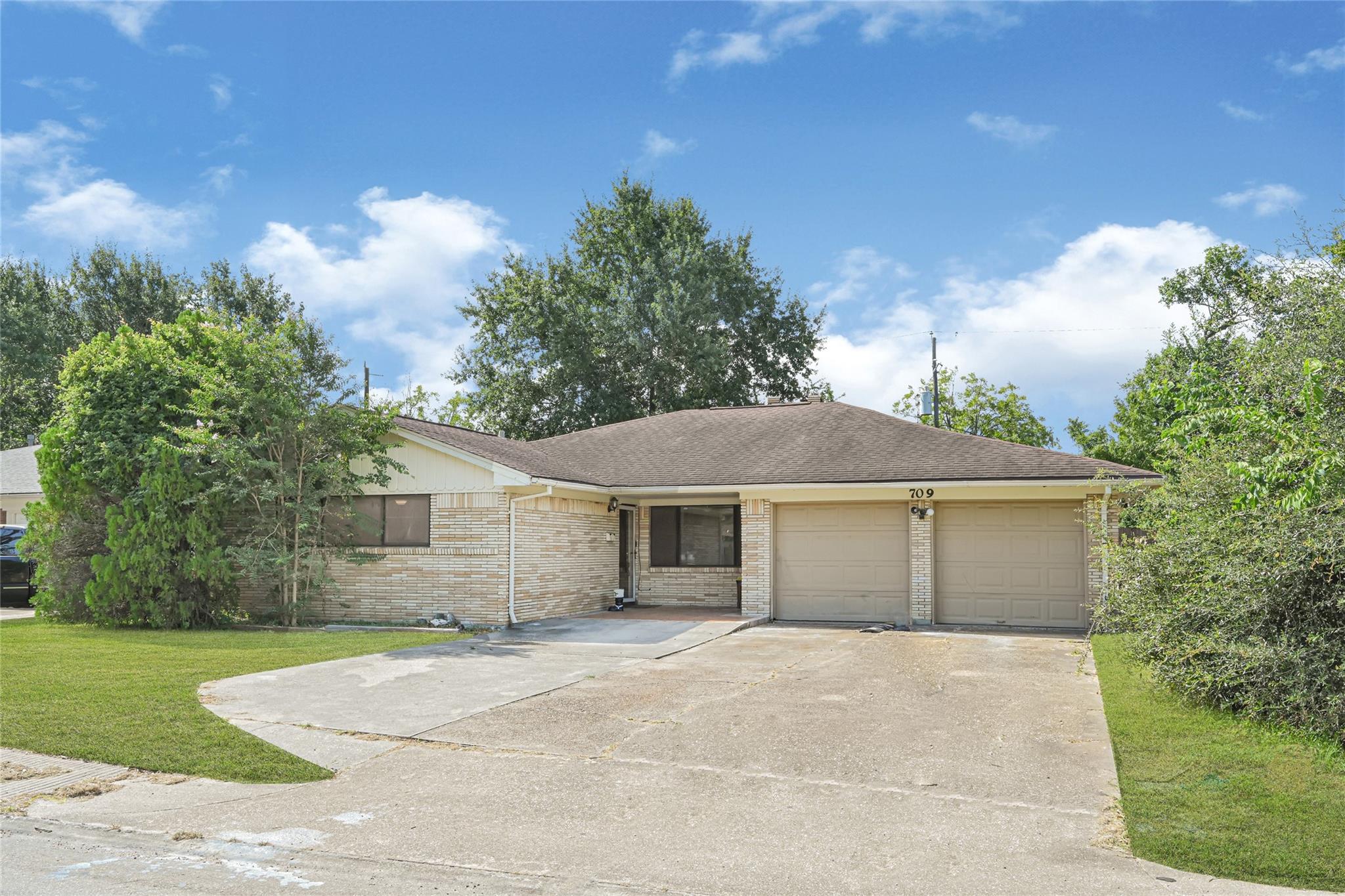 709 Queens Rd, Pasadena, TX 77502