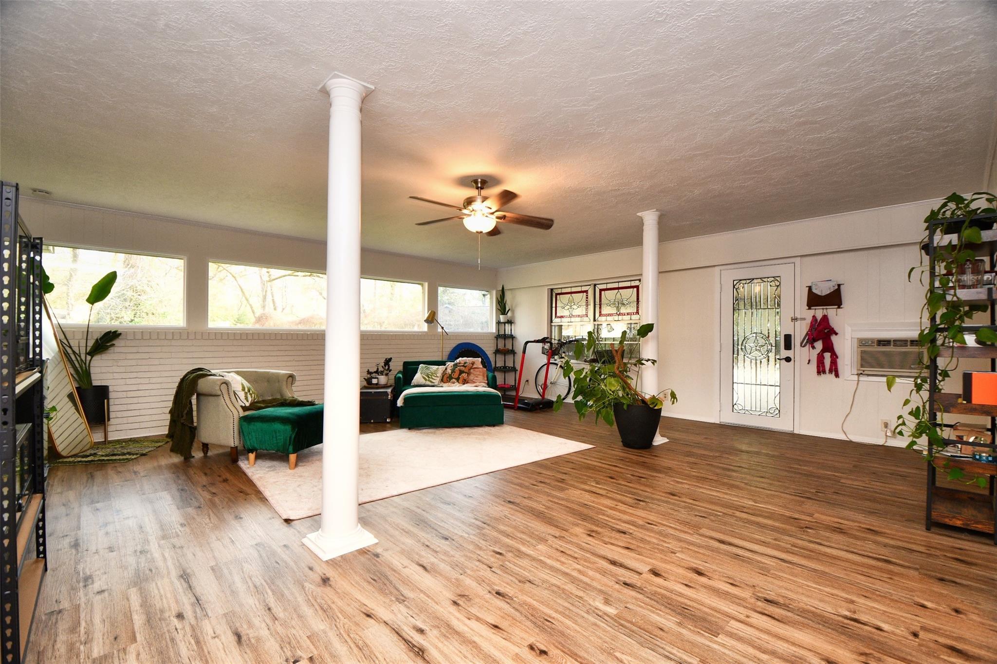 2019 N Thompson St, Conroe, TX 77301 photo