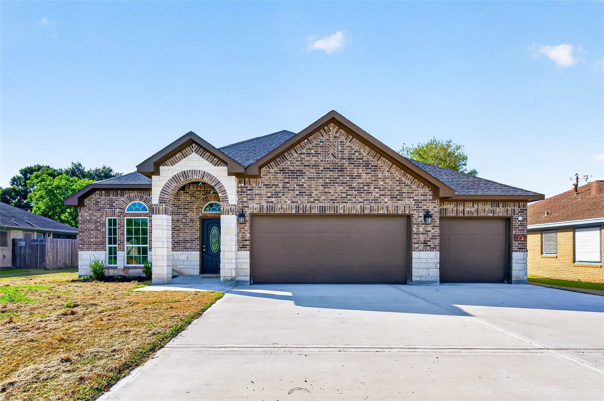 710 Hackberry St, La Marque, TX 77568