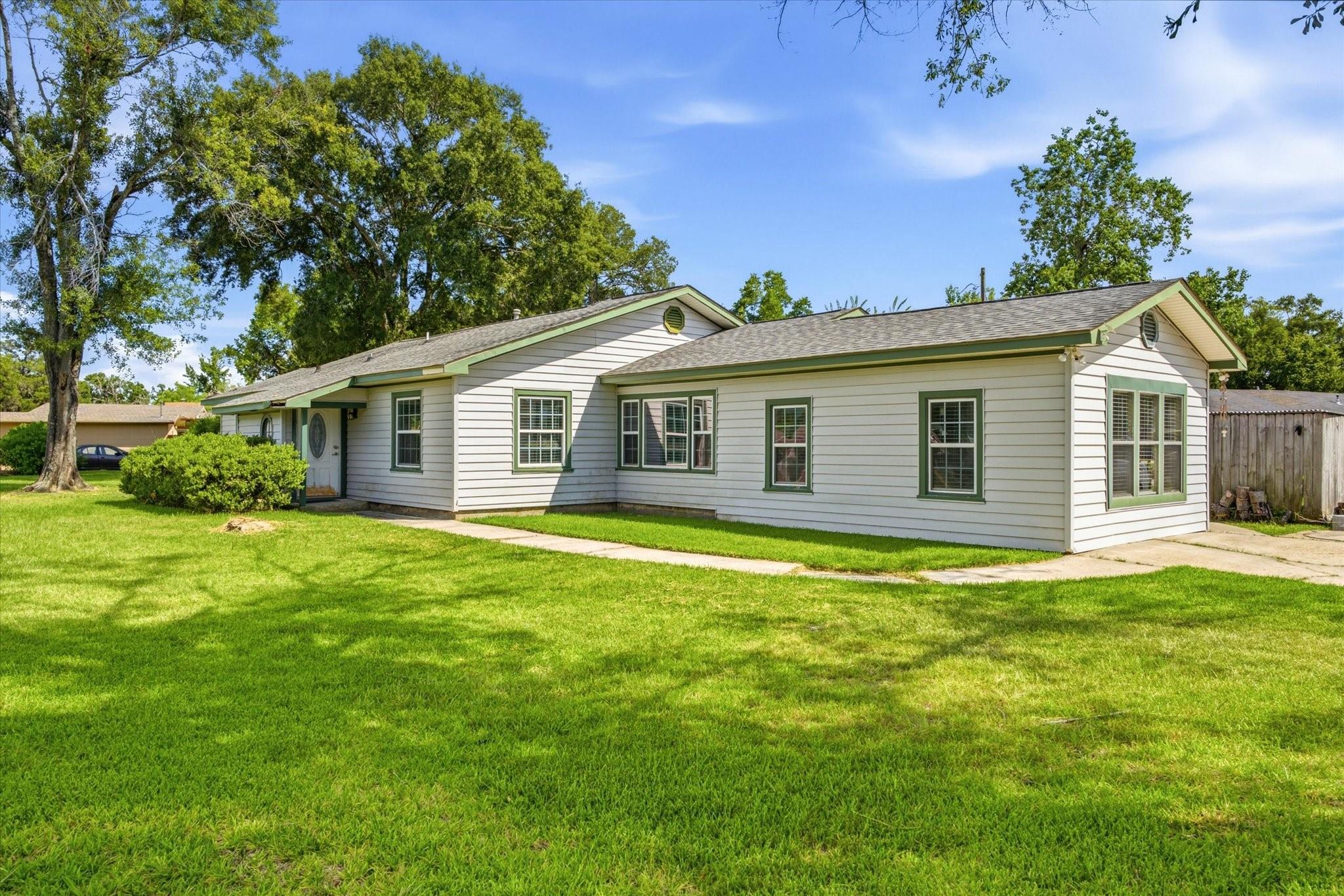 311 Burnett Dr, Baytown, TX 77520