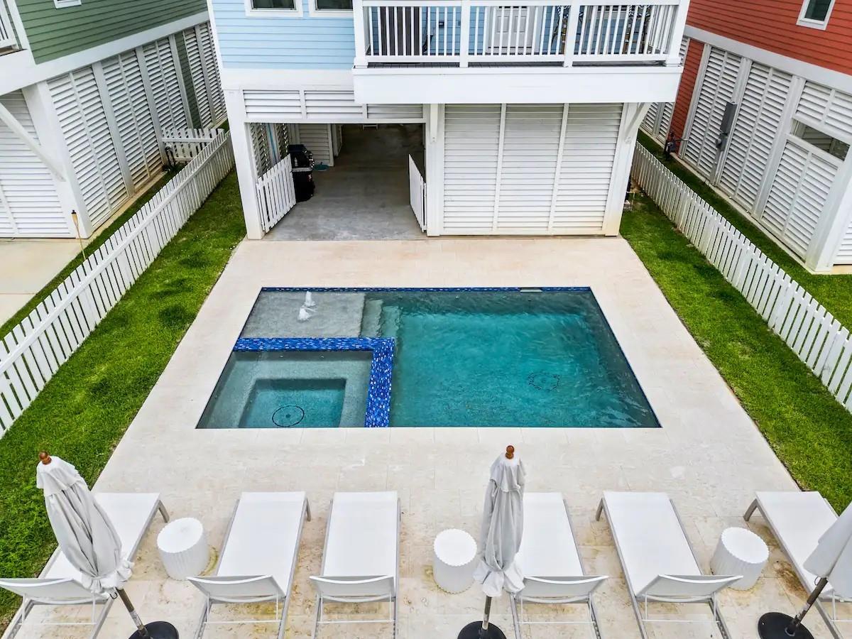 11372 Starfish Dr, Galveston, TX 77554