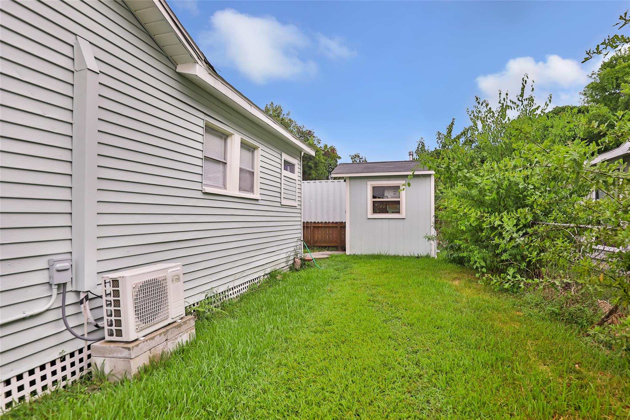 202 N 3 St, Highlands, TX 77562 photo