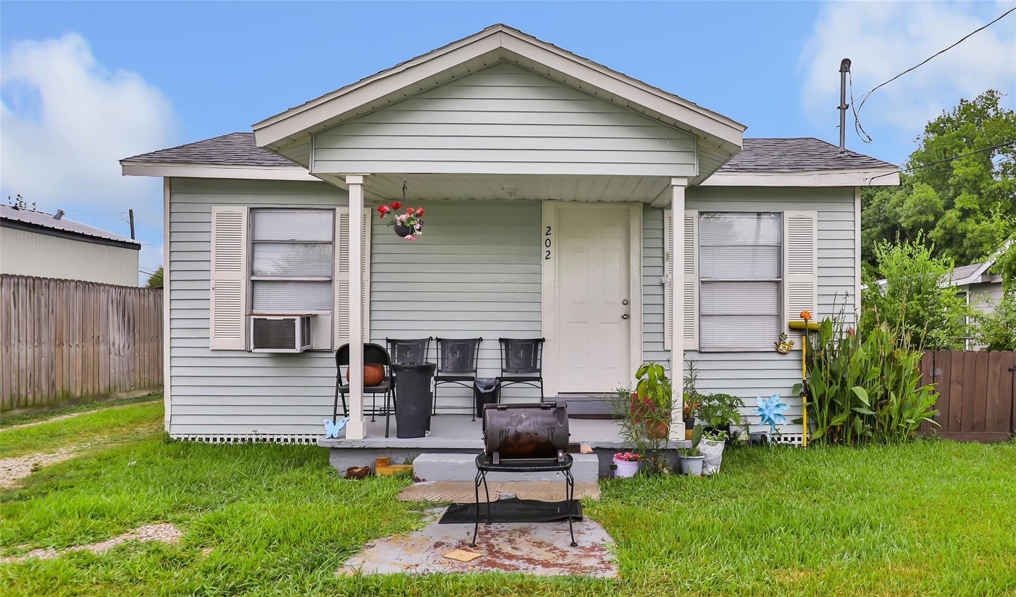 202 3 St, Highlands, TX 77562