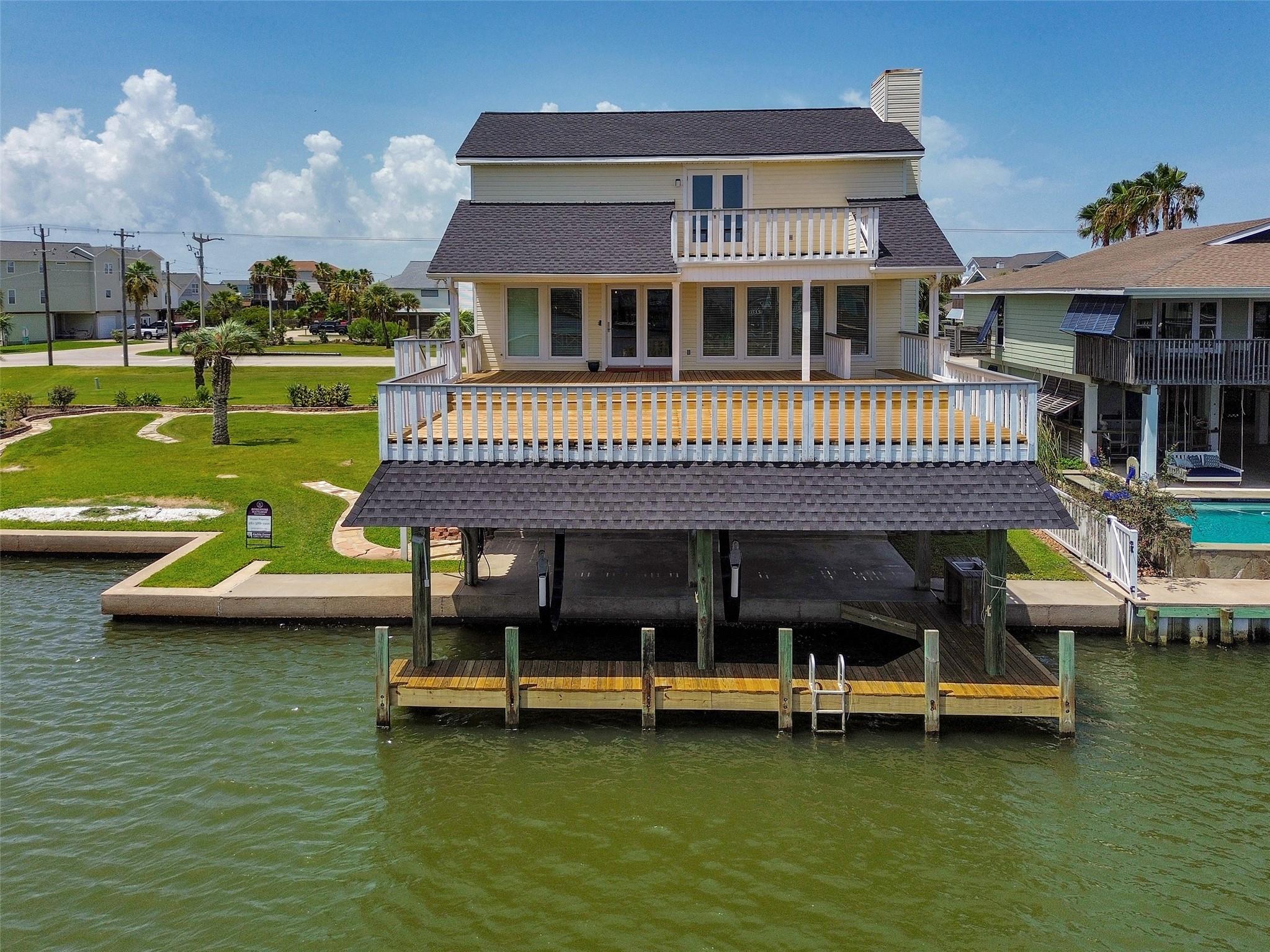 1327 Tiki Dr, Tiki Island, TX 77554