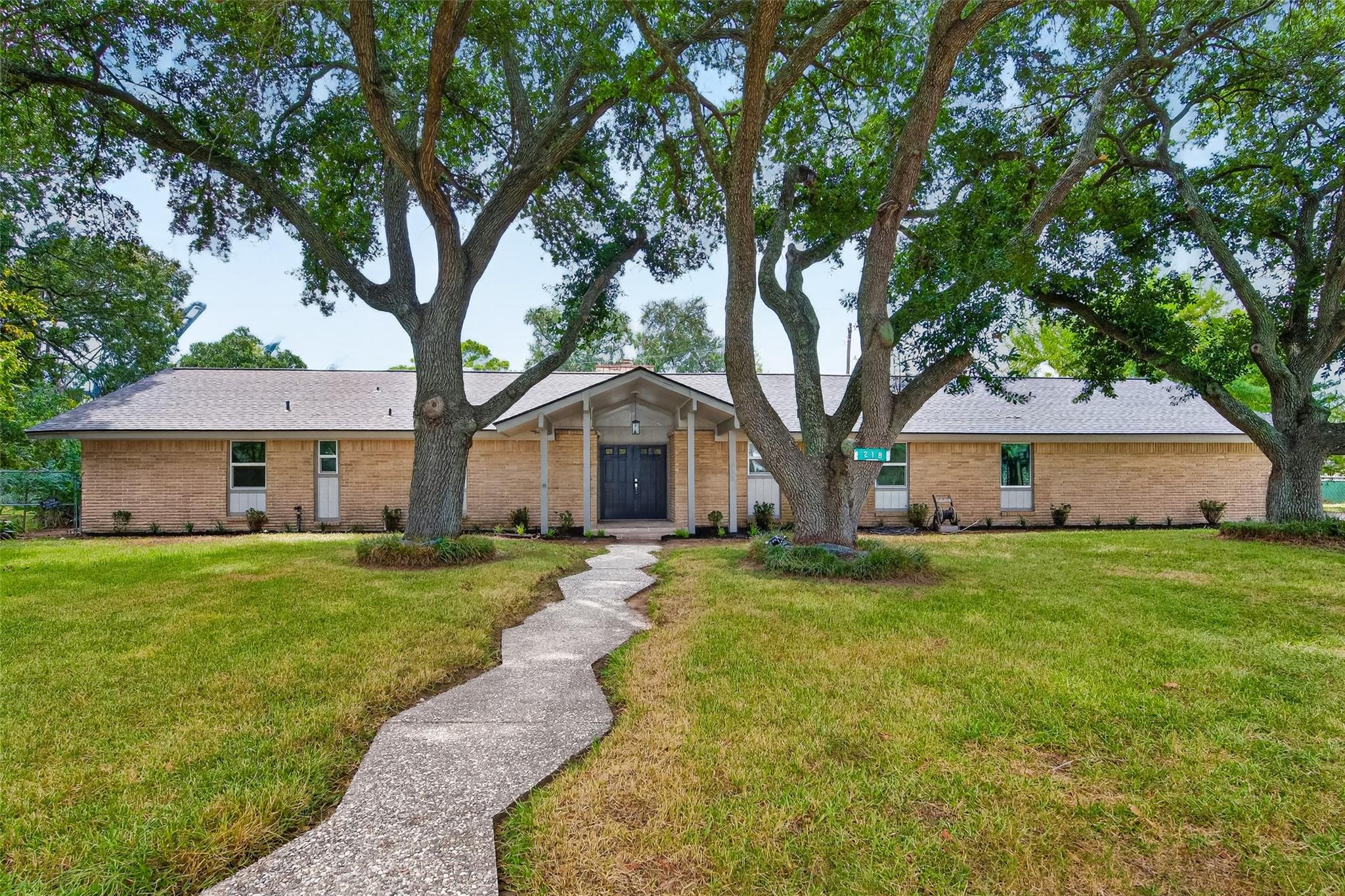218 Bay Colony Cir, La Porte, TX 77571