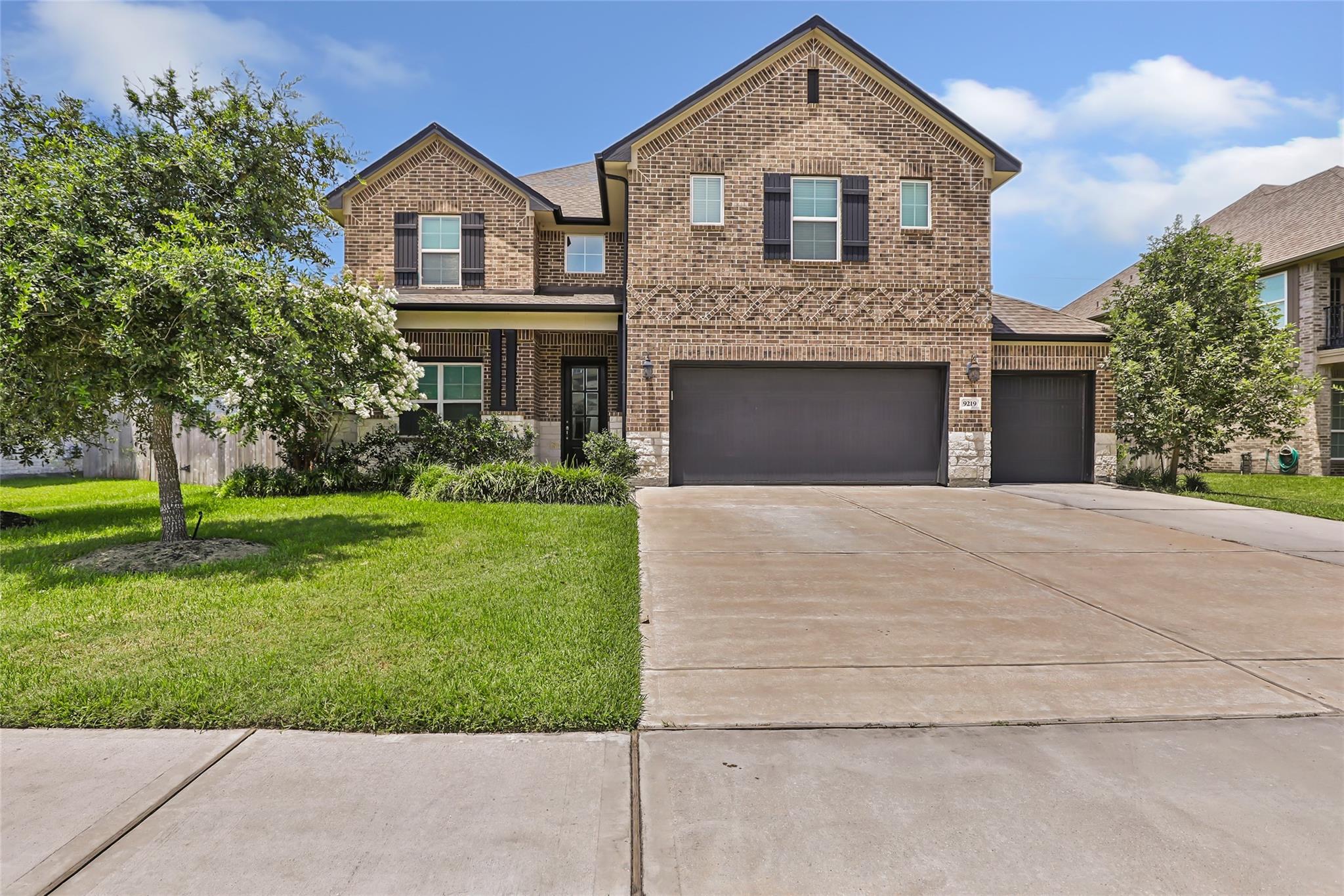 9219 Joe Louis Dr, Baytown, TX 77523