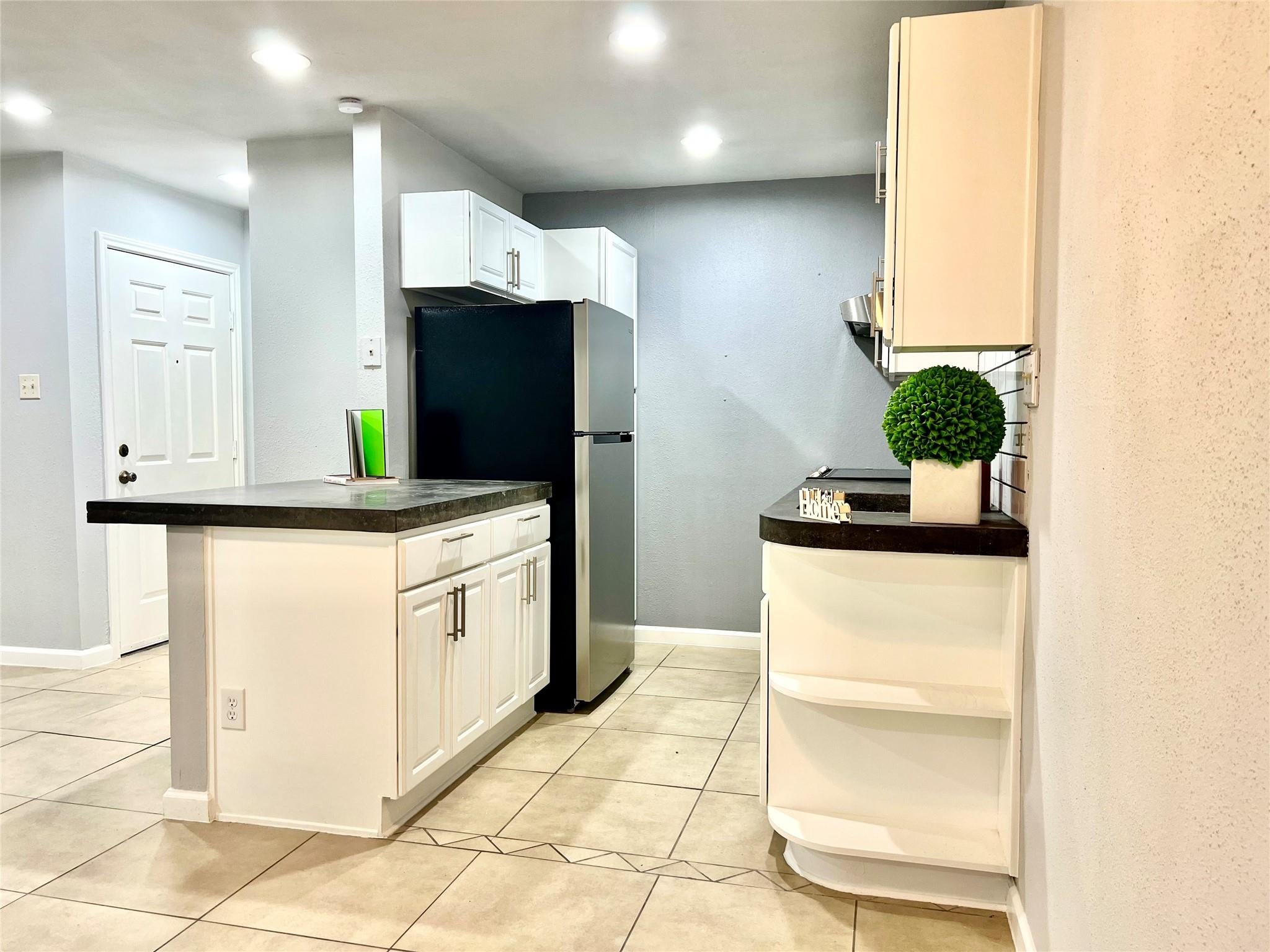 2750 Holly Hall St #605, Houston, TX 77054 photo