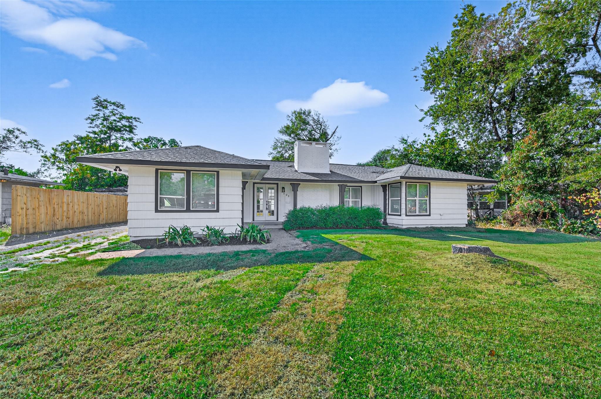 1609 N Pacific St, Conroe, TX 77301 photo