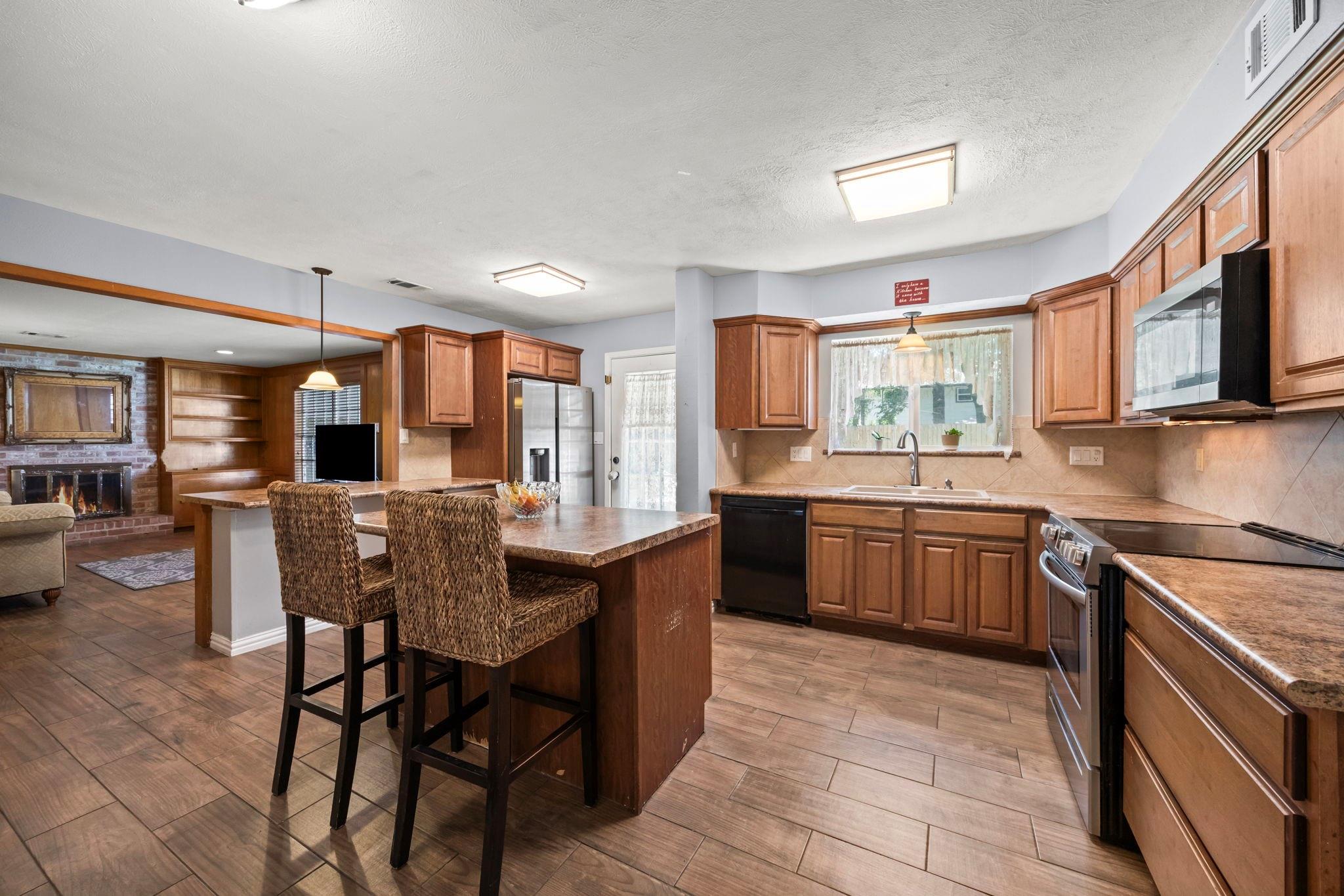 2142 Parkdale Dr, Houston, TX 77339 photo