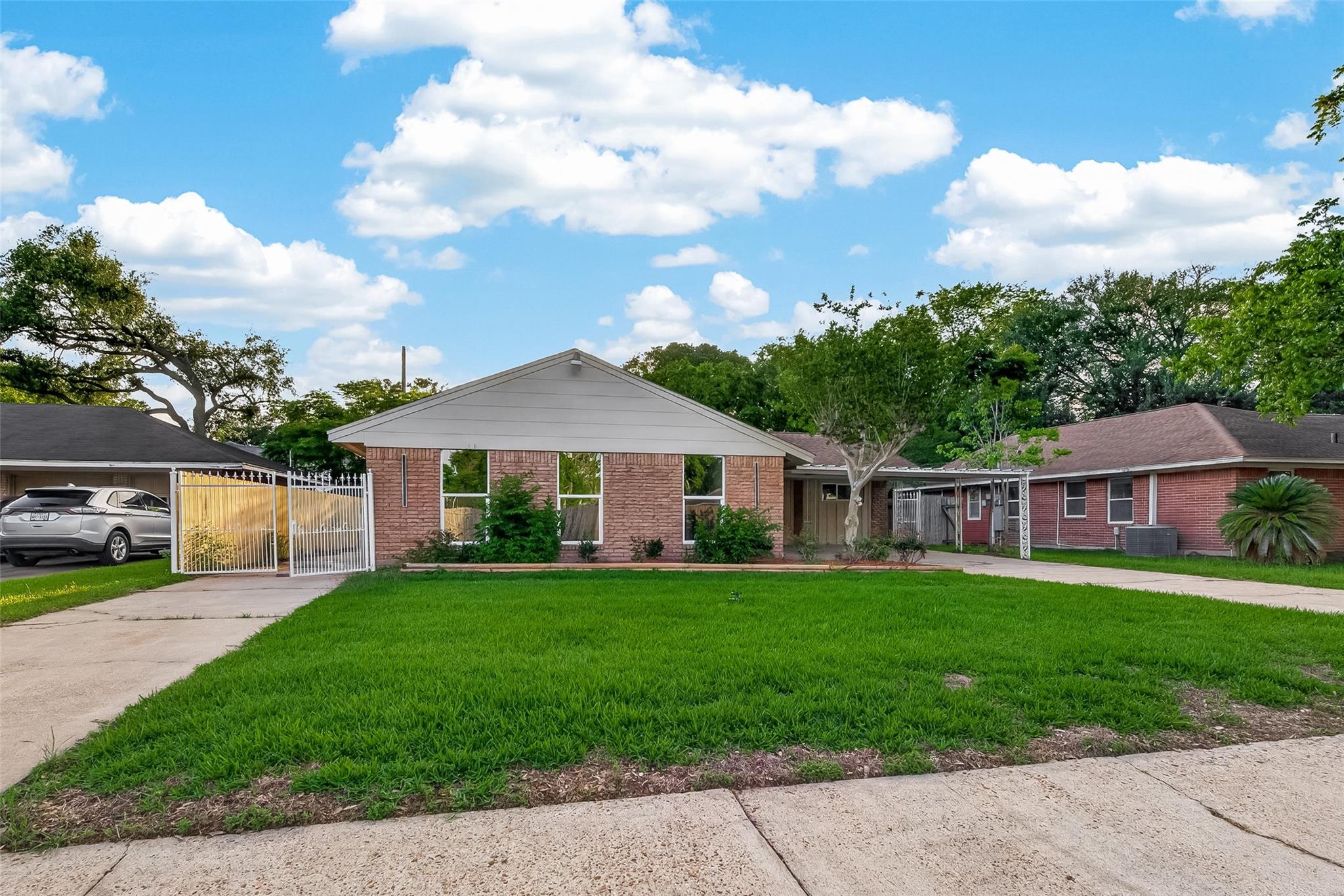 11206 Huggins Dr, Houston, TX 77035 photo