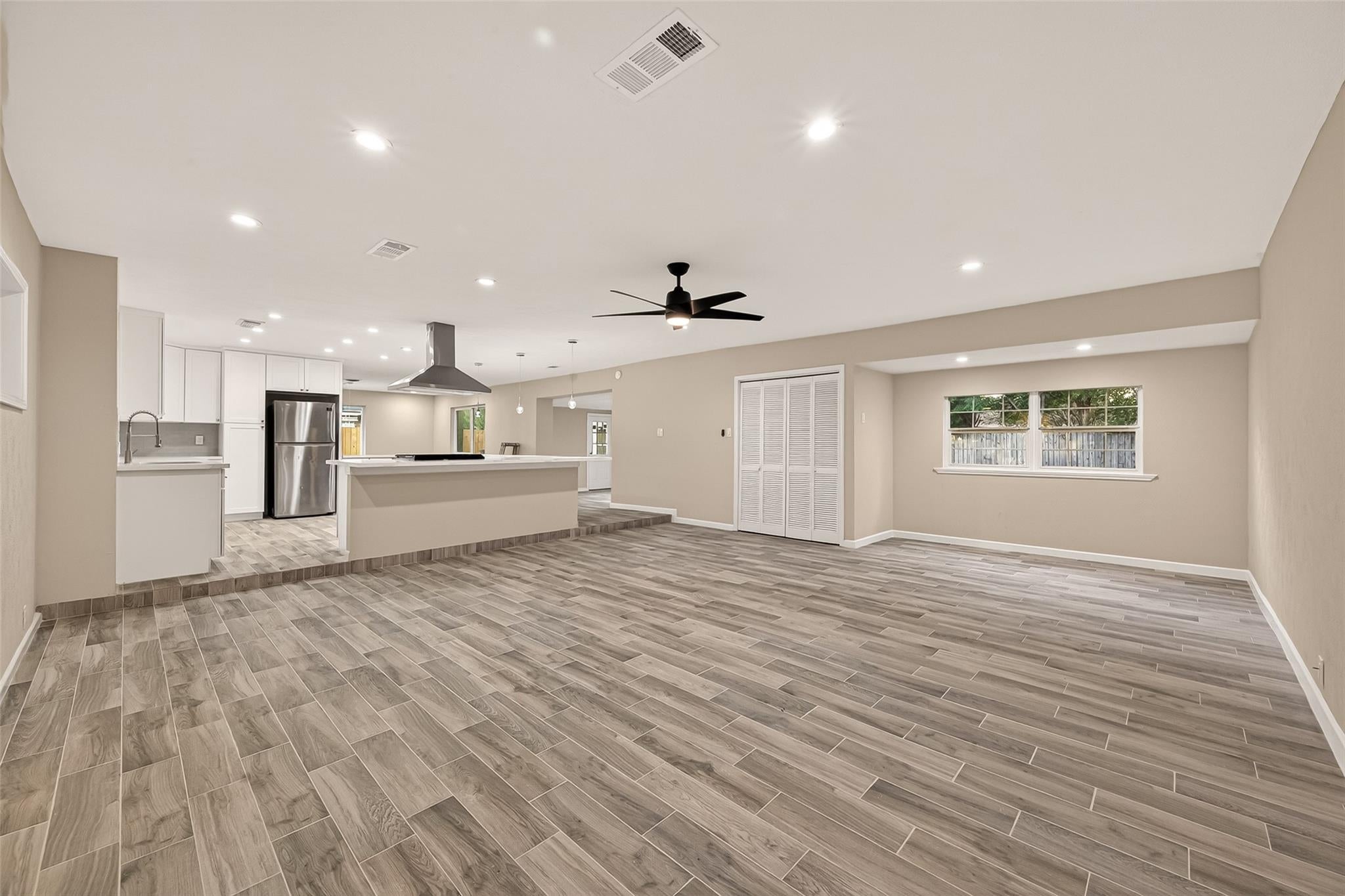 11206 Huggins Dr, Houston, TX 77035 photo