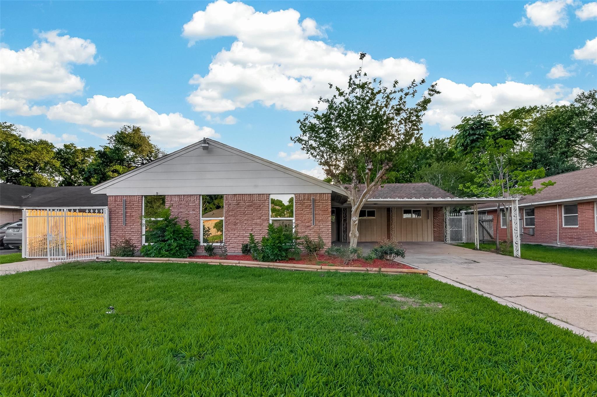 11206 Huggins Dr, Houston, TX 77035