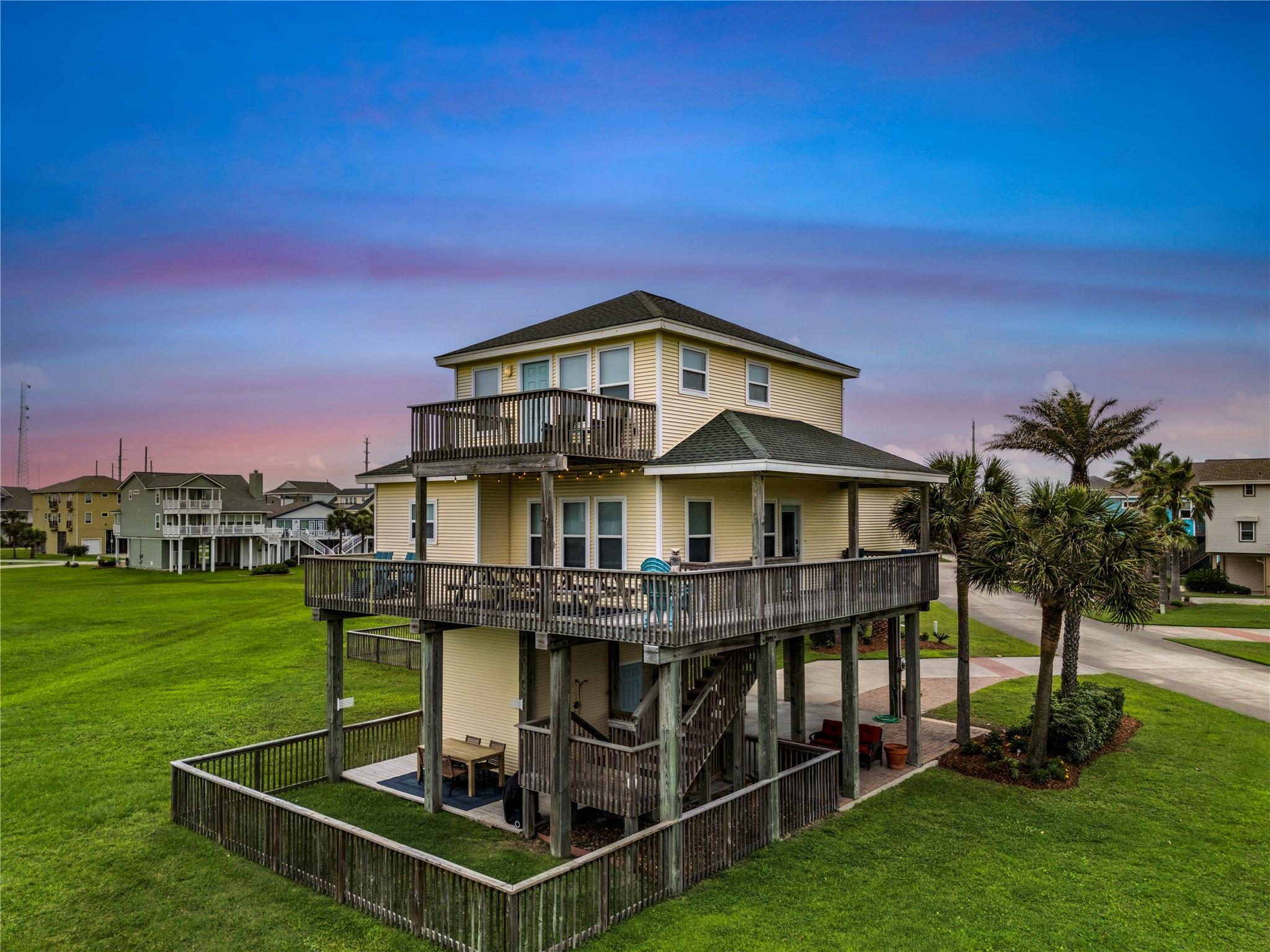 4114 Courageous Ln, Galveston, TX 77554