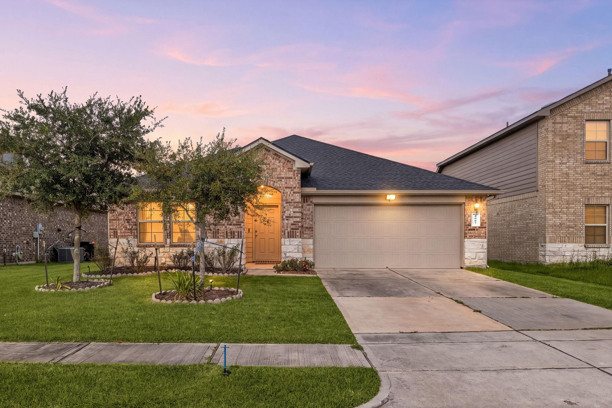 8007 Tamarind Ln, Baytown, TX 77521