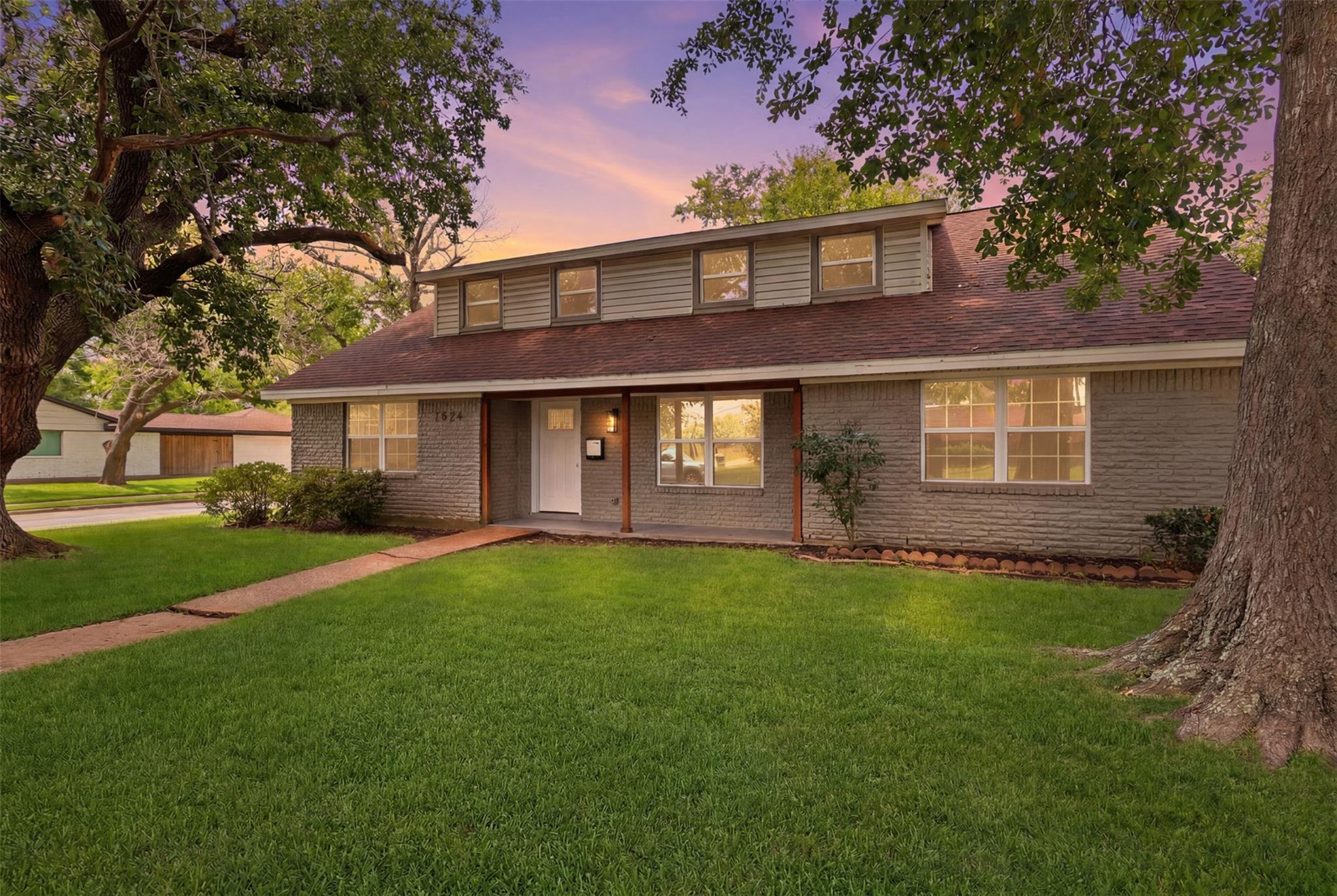 7826 Twin Hills Dr, Houston, TX 77071
