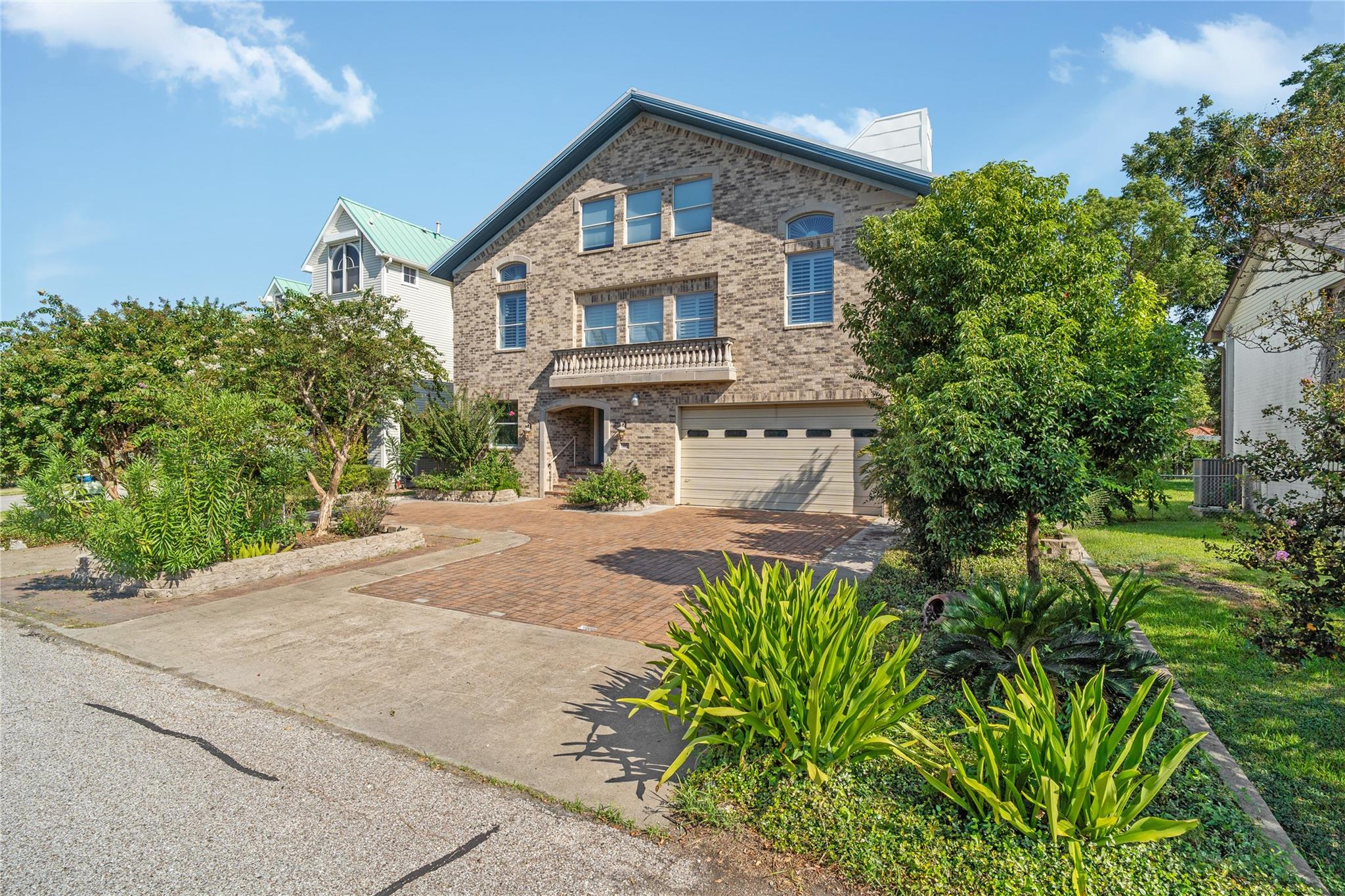 418 Bay Colony Dr, La Porte, TX 77571