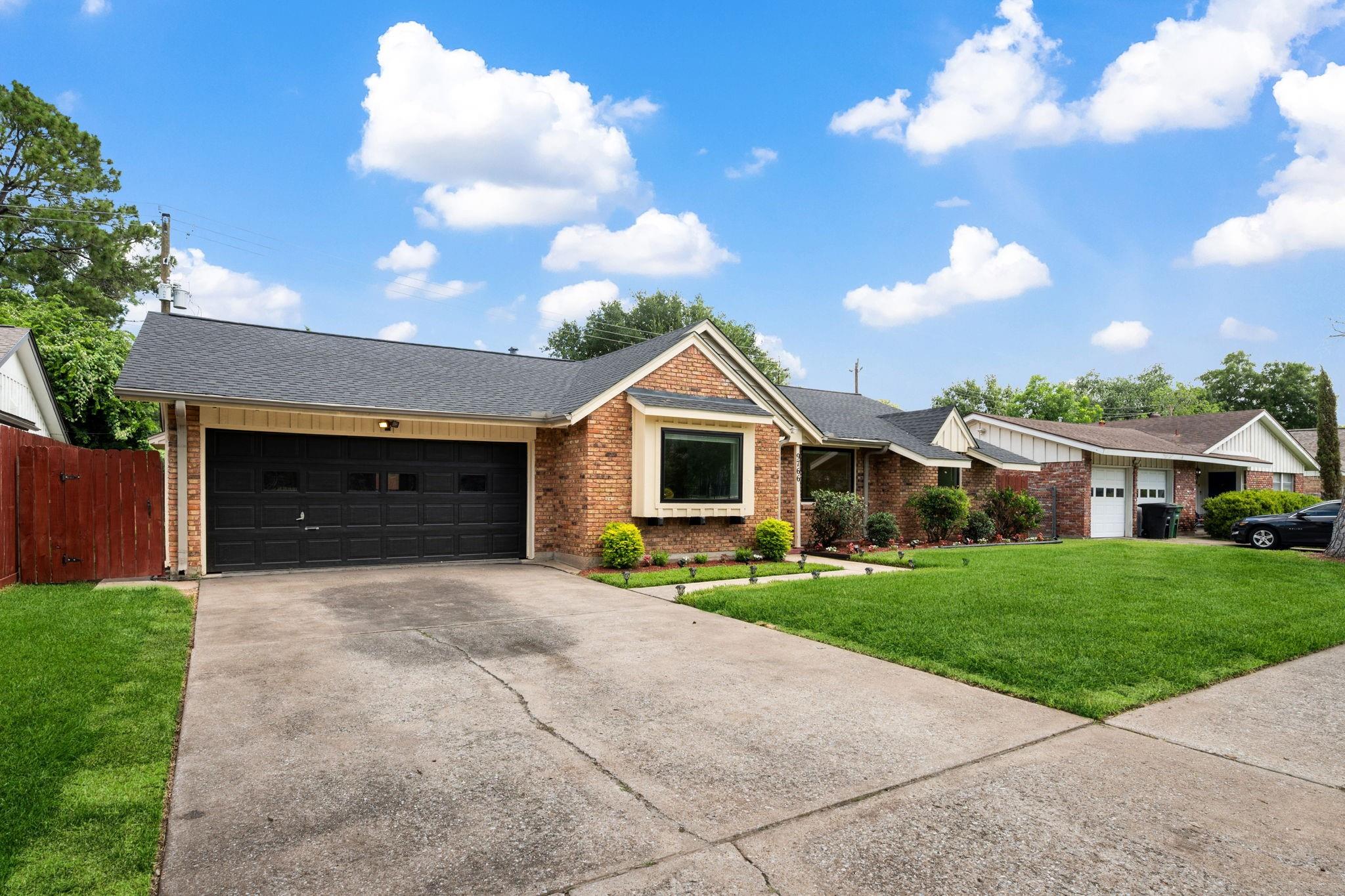 9766 Cedardale Dr, Houston, TX 77055 photo
