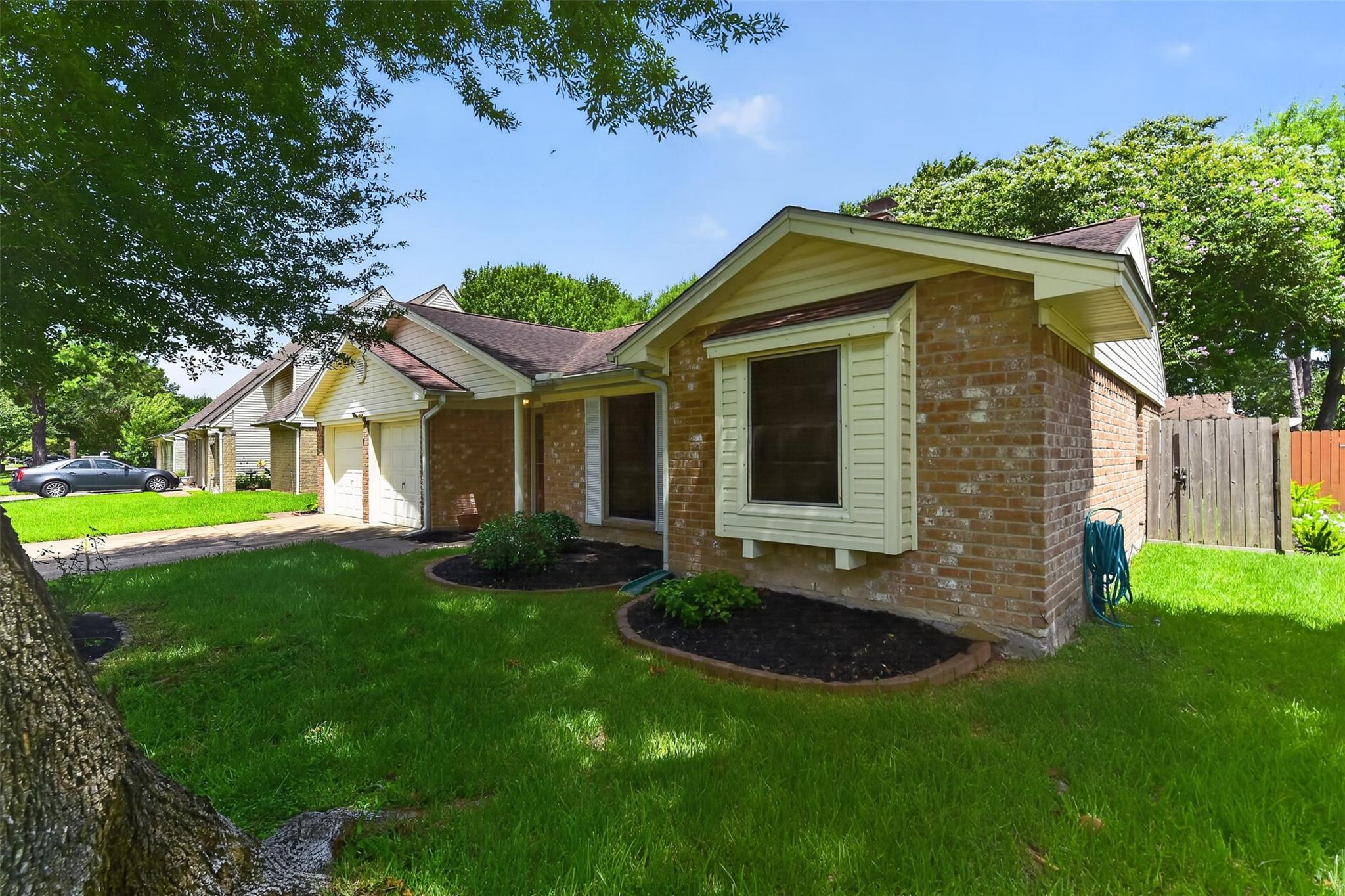 16019 Mill Point Dr, Houston, TX 77059 photo