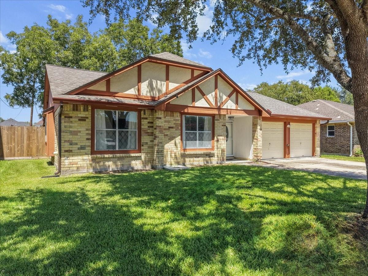 2790 Pinewood Dr, League City, TX 77573 photo