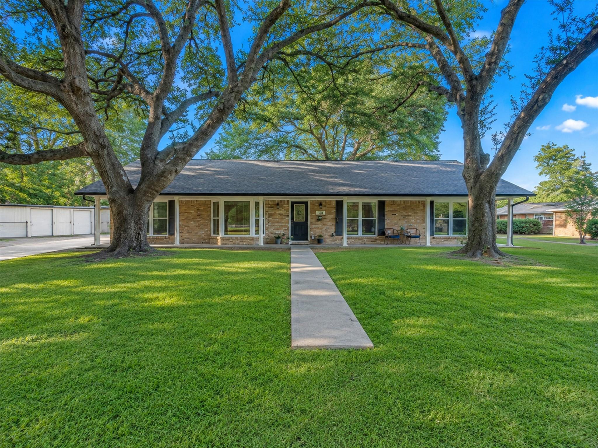 314 Coke Ln, Alvin, TX 77511 photo