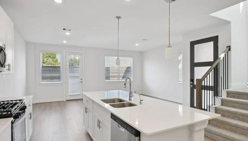 2210 Blue Heron Dr, Kemah, TX 77565