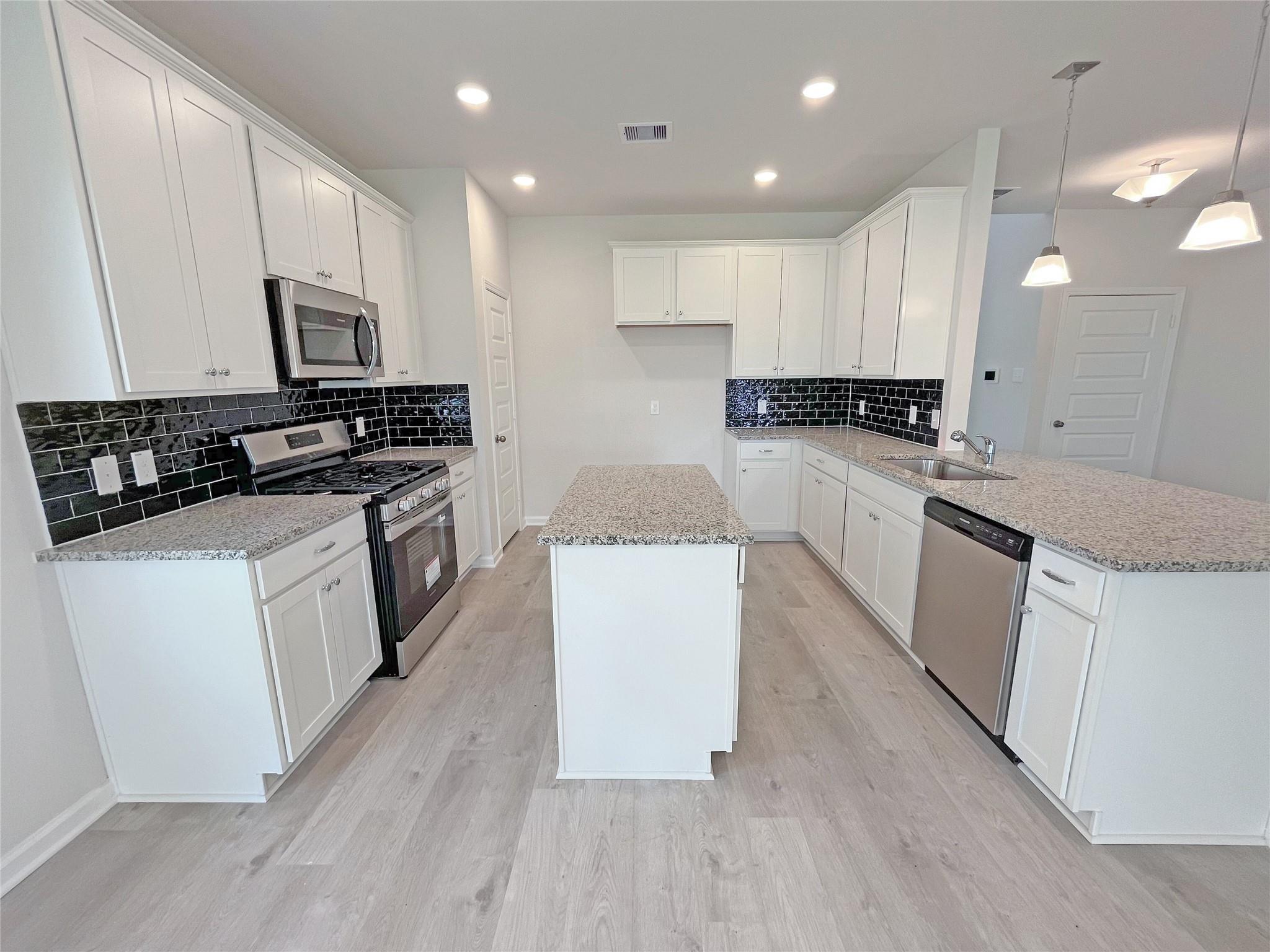 6010 Royal Palm Dr, Manvel, TX 77578 photo
