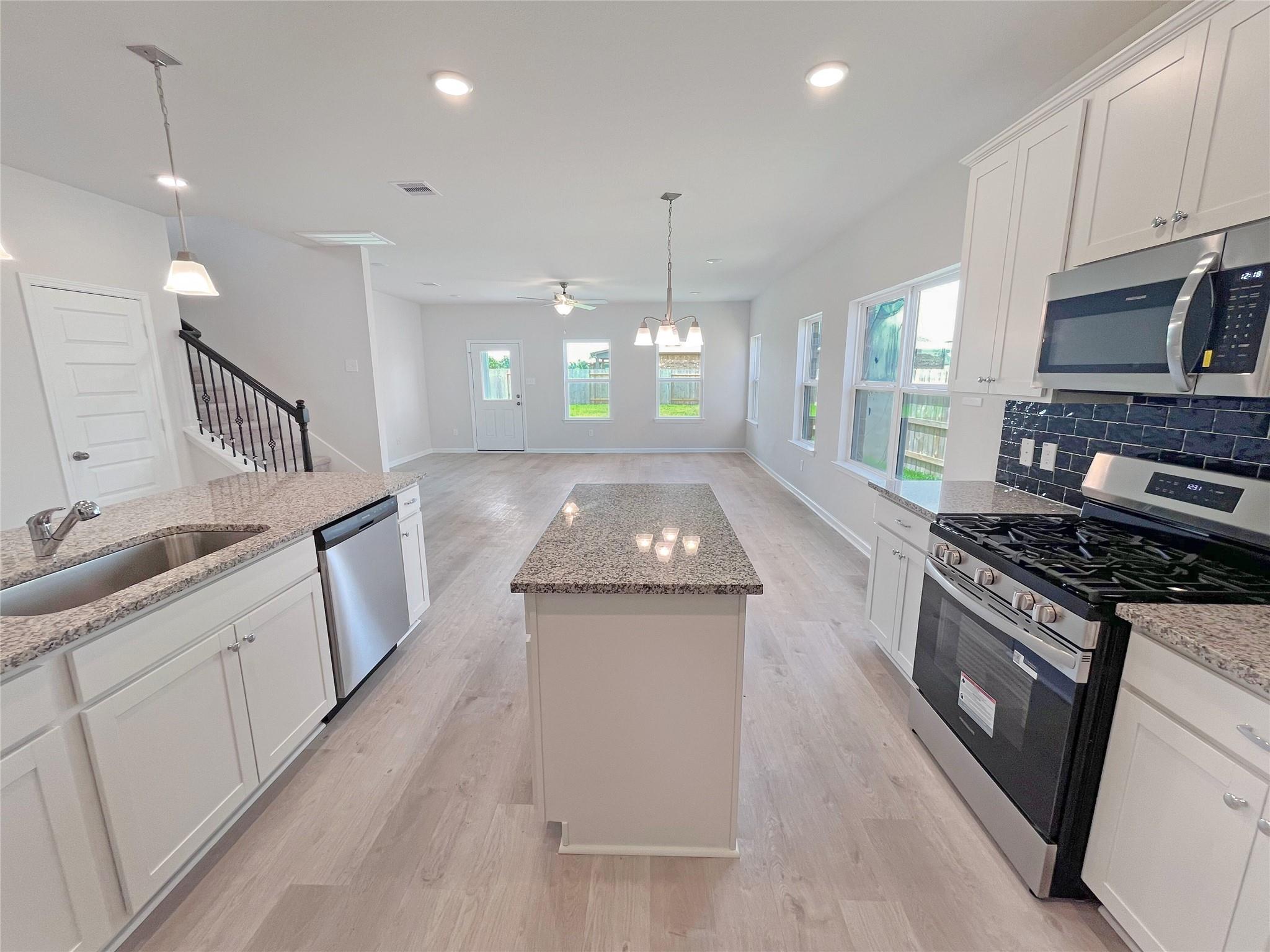 6010 Royal Palm Dr, Manvel, TX 77578 photo