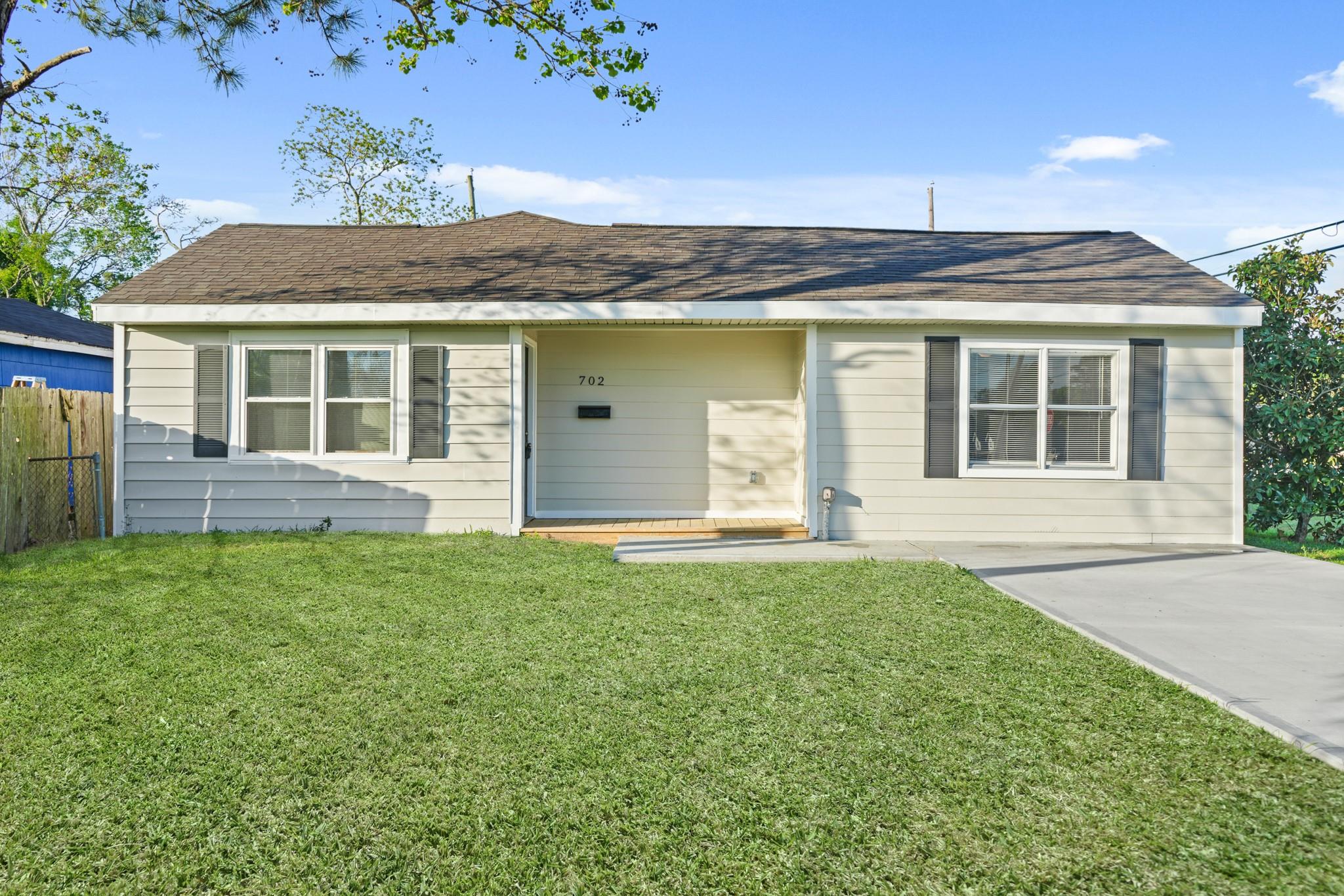 702 Nugent St, La Porte, TX 77571
