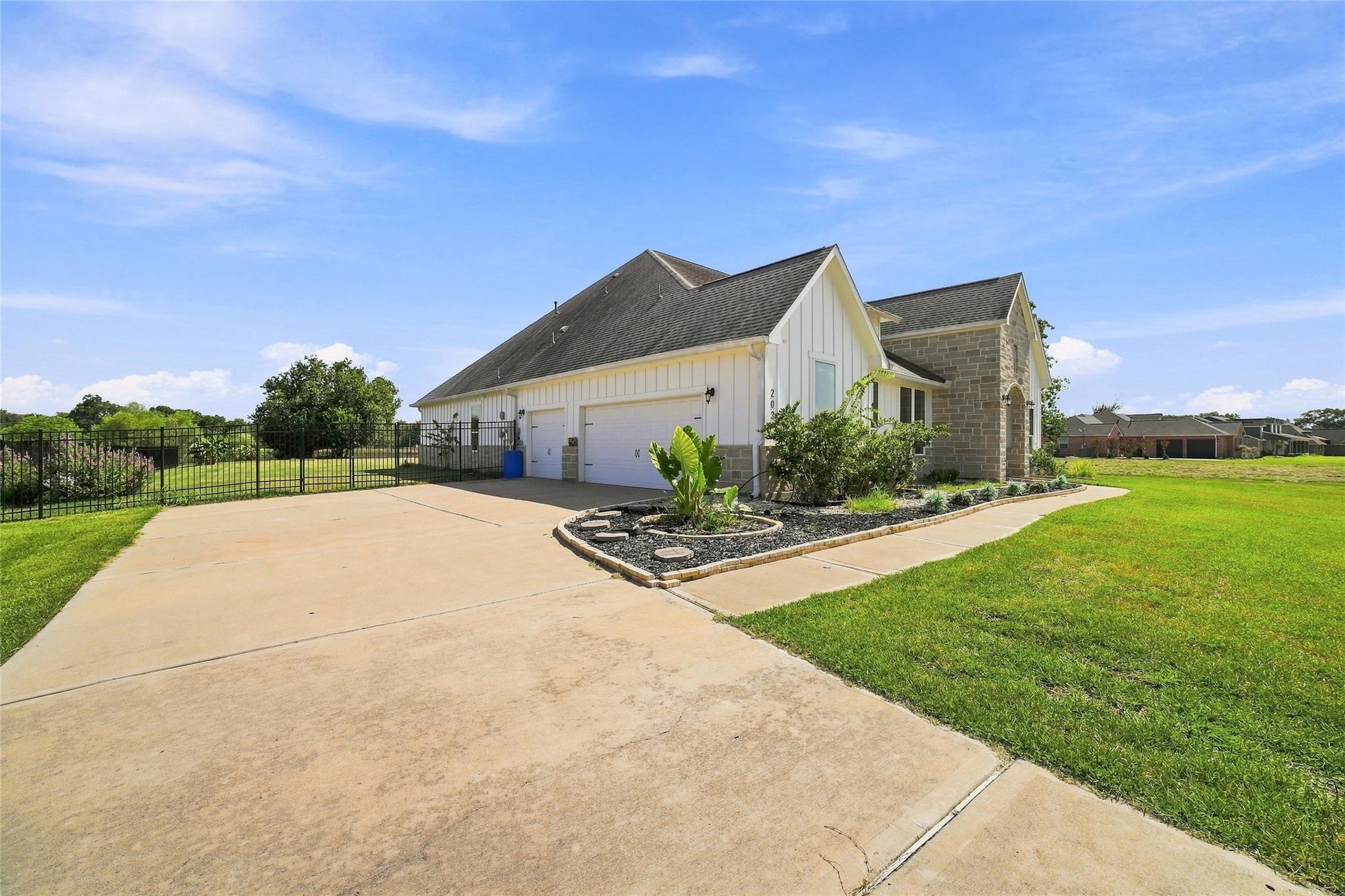 203 Cavalry Trail Dr, Rosharon, TX 77583 photo