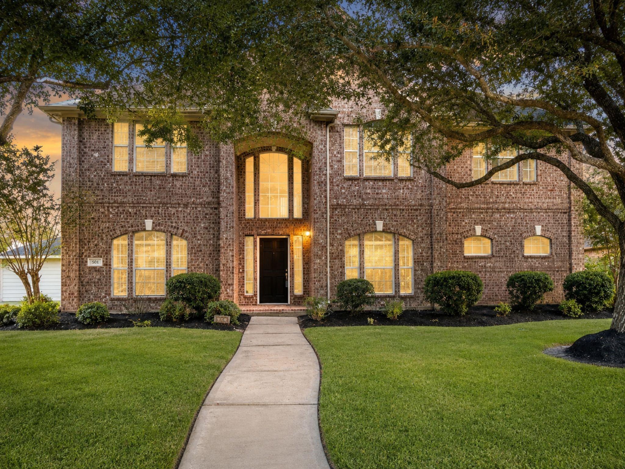 501 Falcon Lake Dr, Friendswood, TX 77546