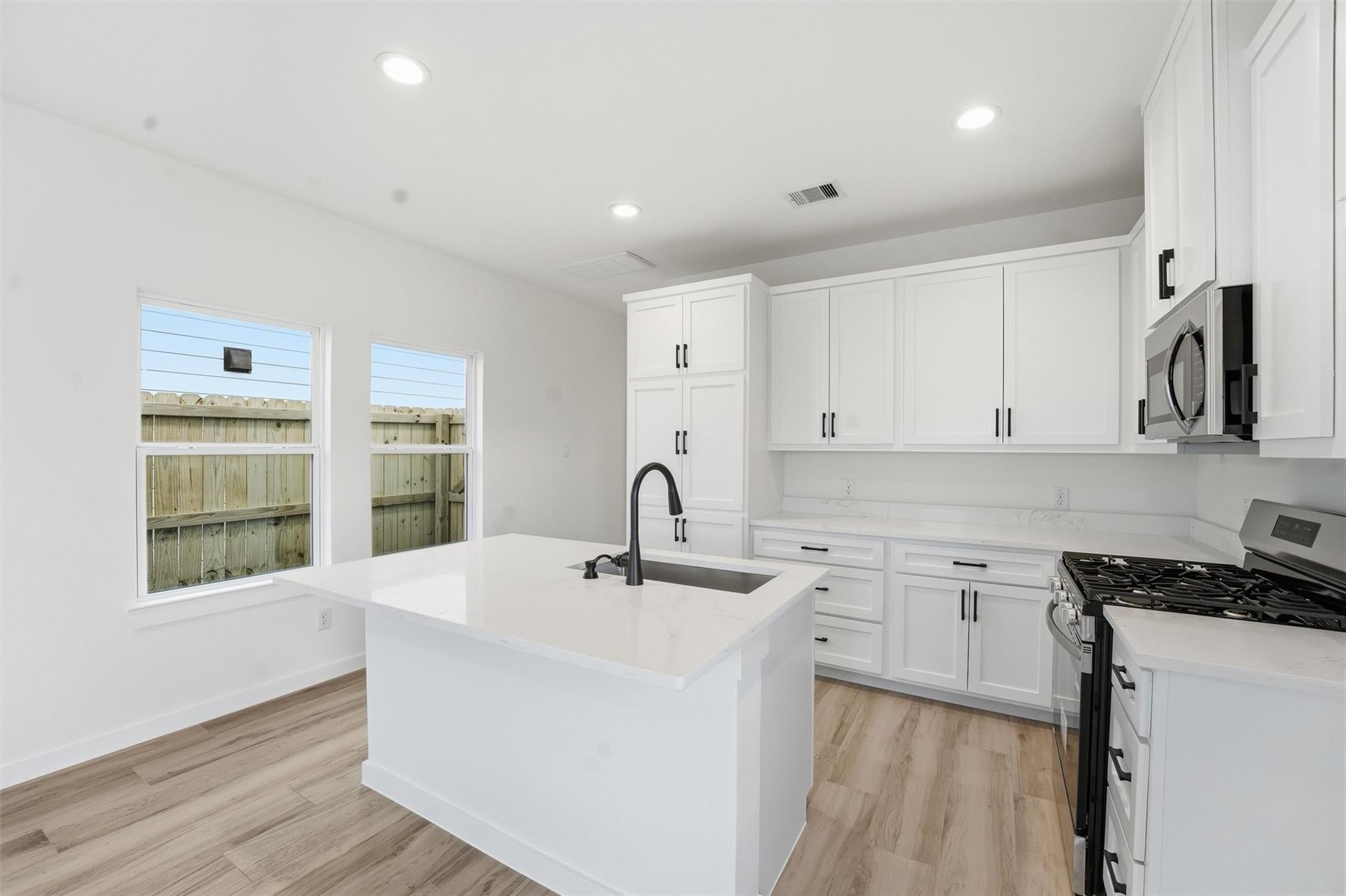530 4 St, La Porte, TX 77571