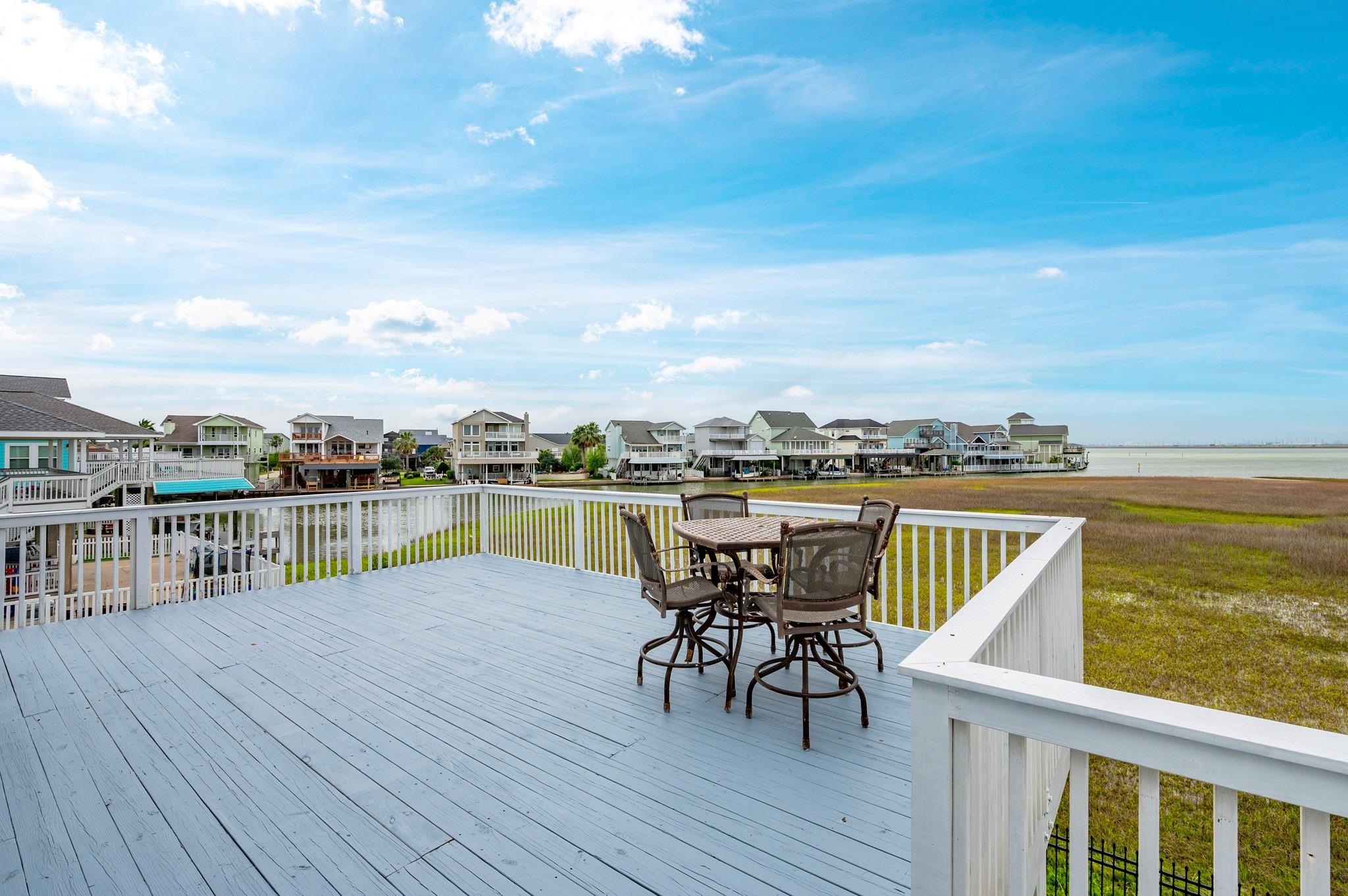 944 Tiki Dr, Tiki Island, TX 77554 photo