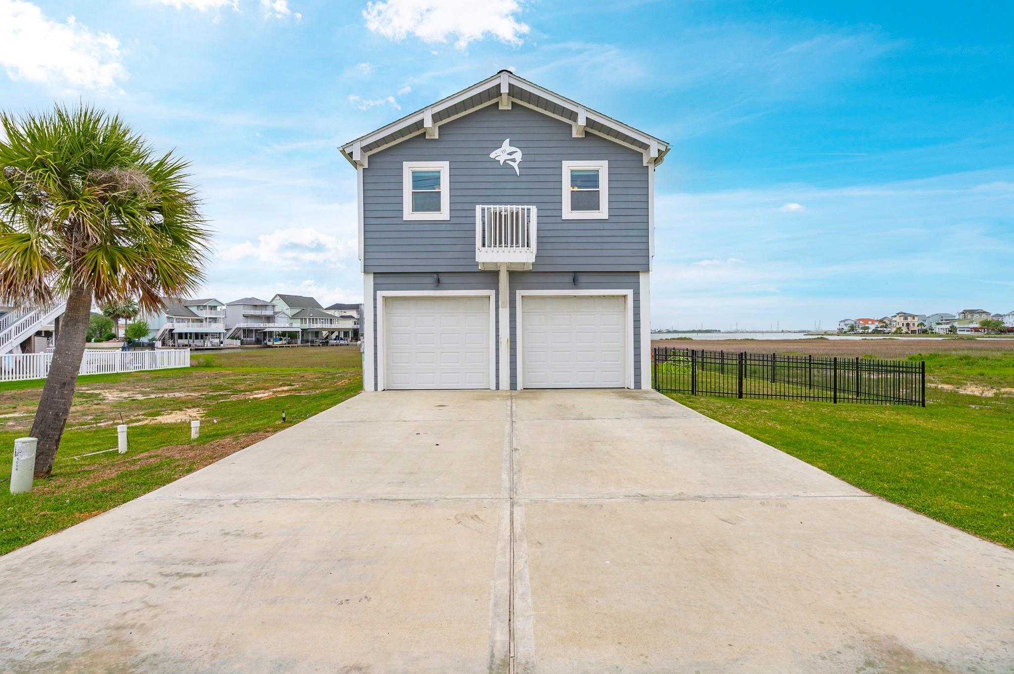 944 Tiki Dr, Tiki Island, TX 77554 photo