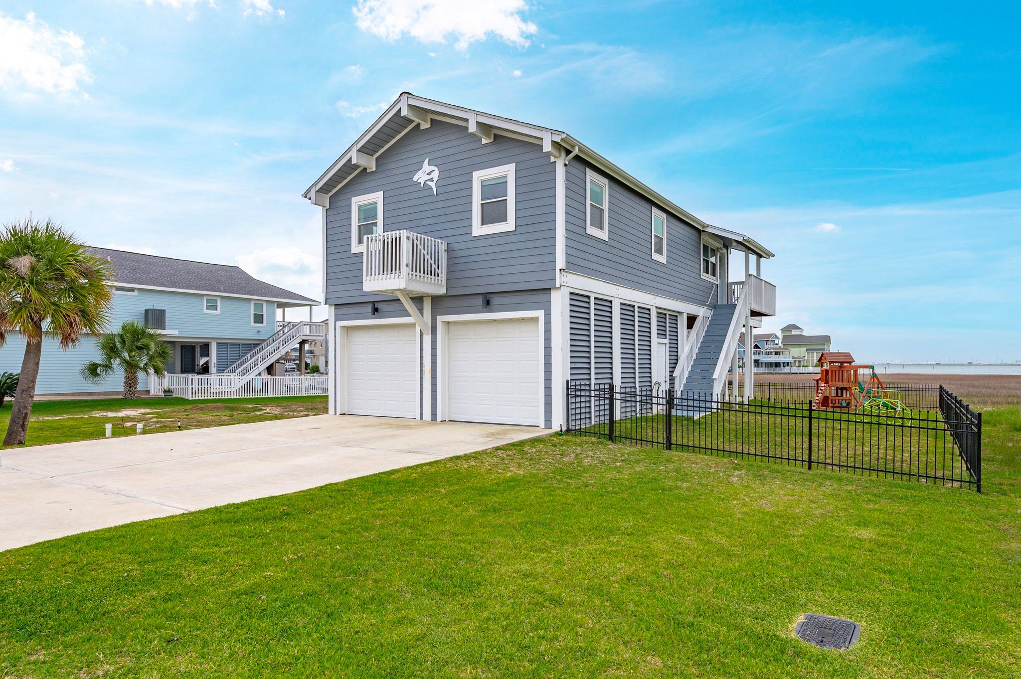 944 Tiki Dr, Tiki Island, TX 77554