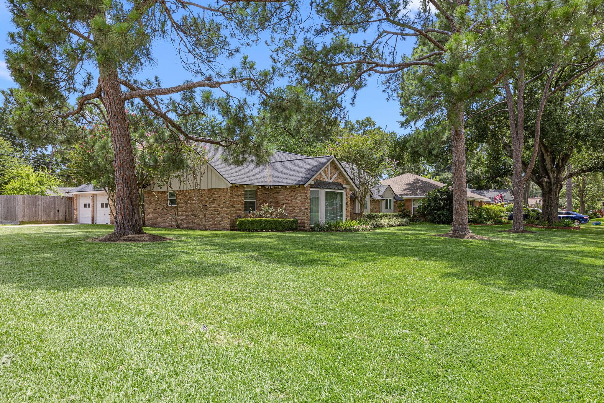 10403 Londonderry Dr, Houston, TX 77043 photo
